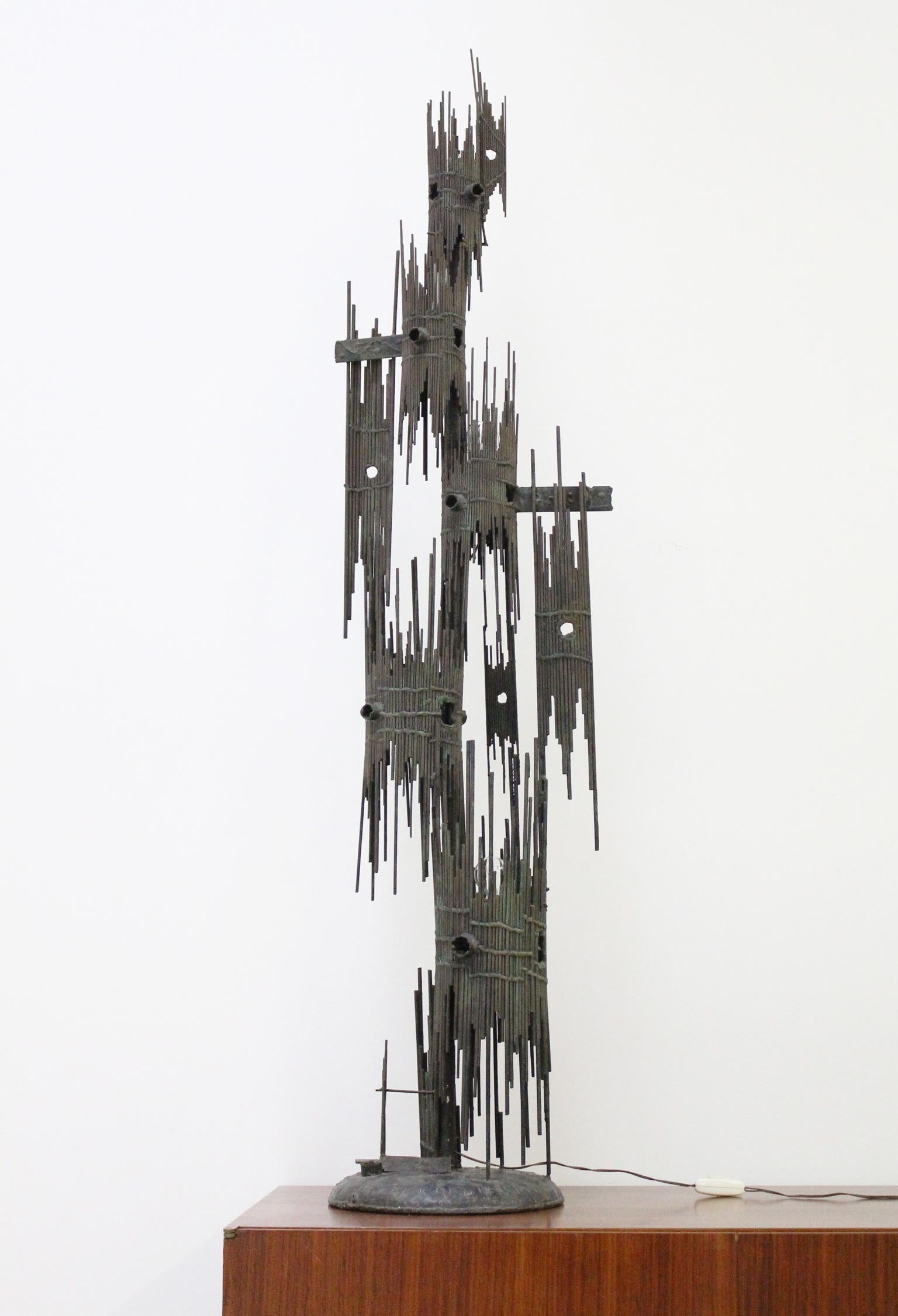 Large iluminated sculpture by Di Giovanni, Italy, 1960's. Brutalist sculptural forms made of iron rods welded together. Signed by M. Di Giovanni.