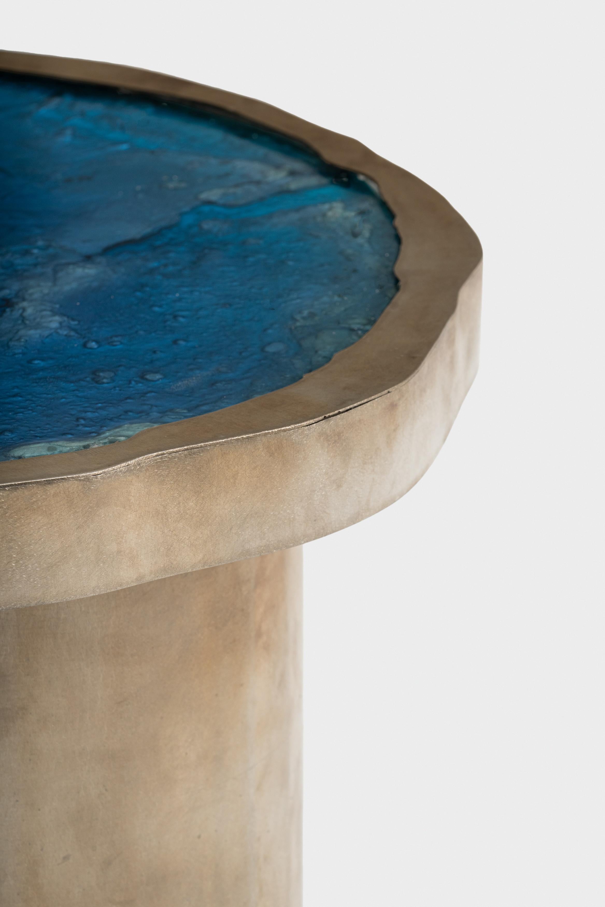 Ilune is part of Mare collection, wich was born from a fusion of crystallized metal, “fizzed” by the epoxy resin, with a highly artisanal use of color. Its blue, emerald and white nuances have been reproduced by playing with the deep effects