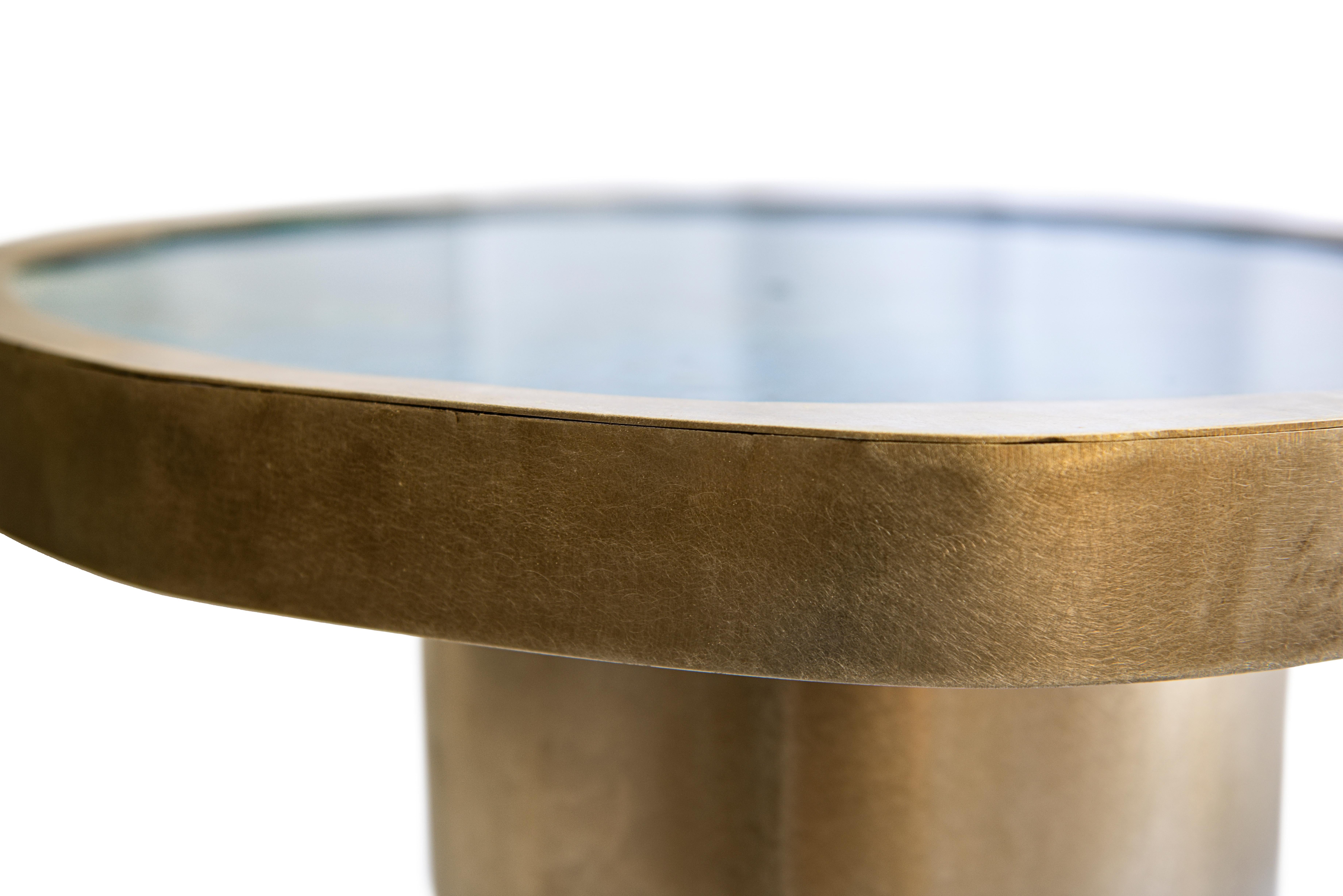Ilune mare coffee table by Delvis Unlimited.
Dimensions: diameter 60 x height 50 cm.
Material: stainless steel, resin.
Finishes: flamed stainless steel, casting of metal, dark blue resin.

“Mare is born from a fusion of crystallized metal,