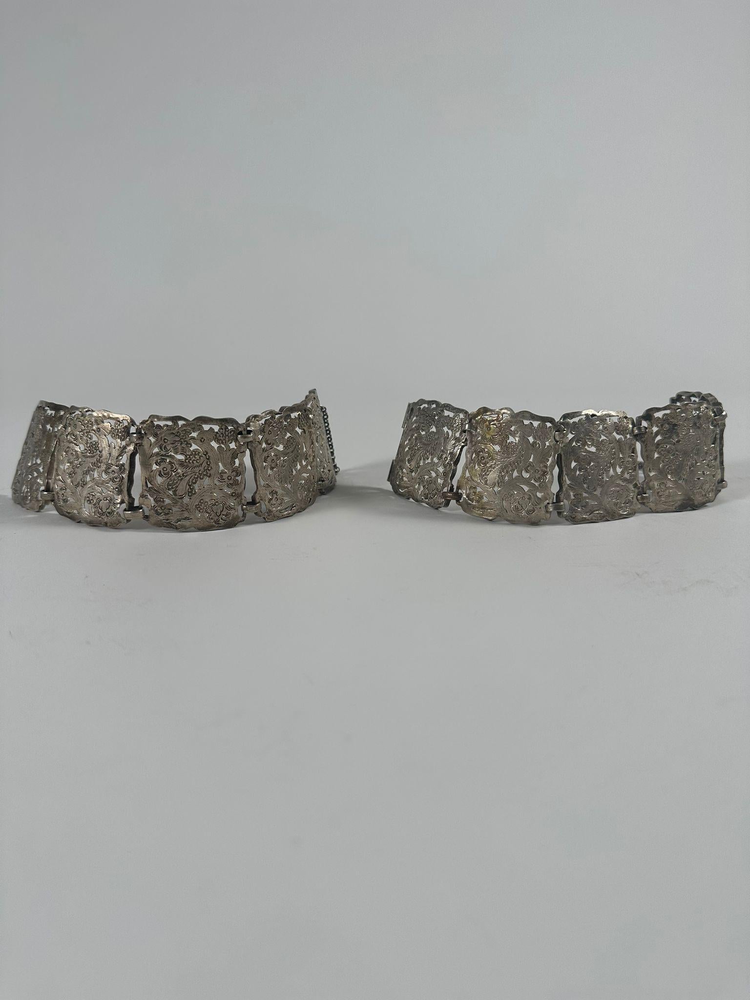 Questa squisita coppia di bracciali d'argento lavorati a mano, creati dall'artista e maestro incisore Ilya Schor a New York nel 1950, furono ideati come parte di una dote nuziale. Caratterizzati da intricati trafori e magistrali incisioni, i