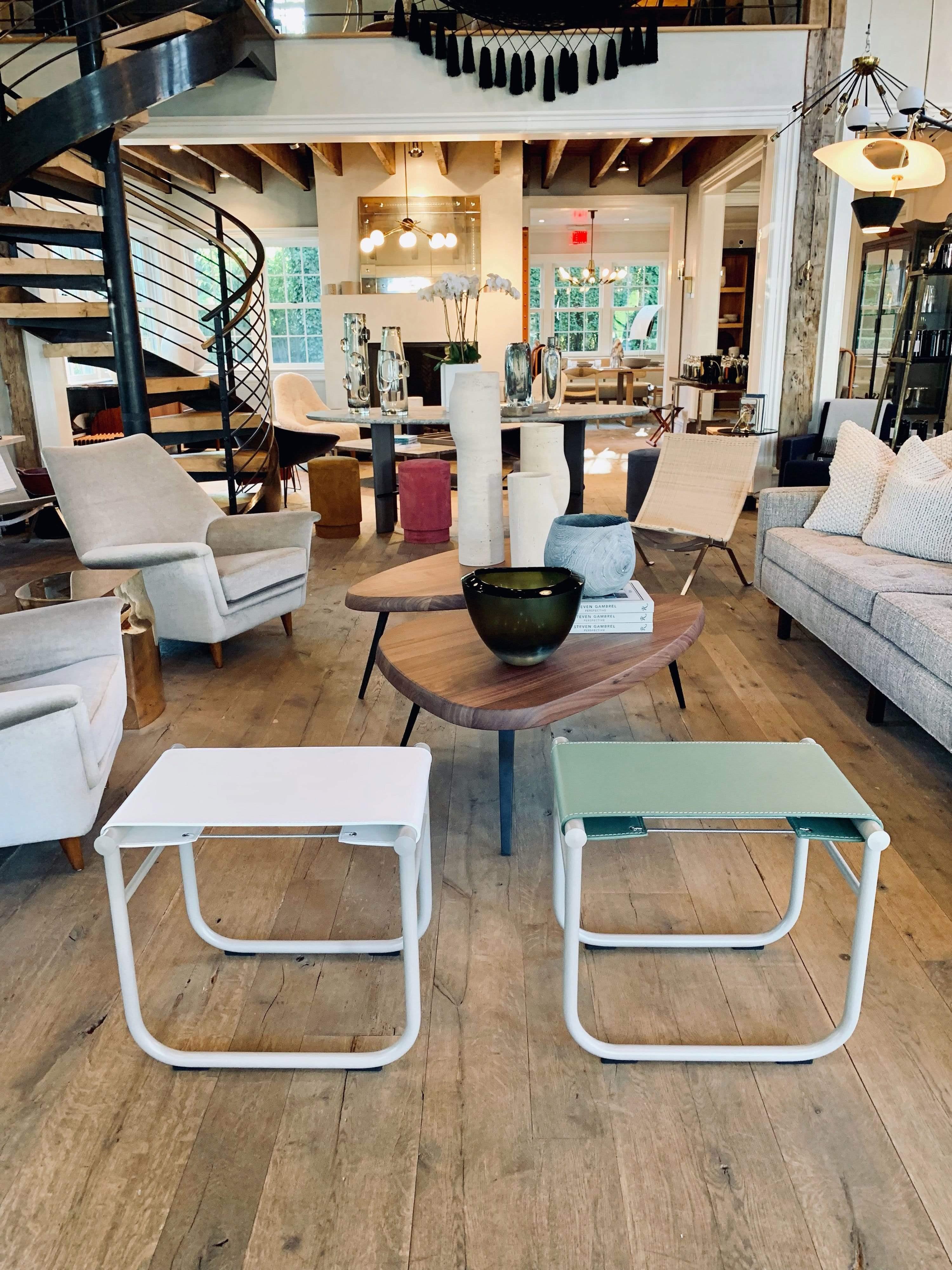 Le tabouret iMaestri Le Corbusier 9 de Cassina se caractérise par une structure en acier émaillé poli avec une assise en cuir sellier libre créant un look moderne et intemporel. Construit avec un savoir-faire de qualité, le design de ce tabouret est