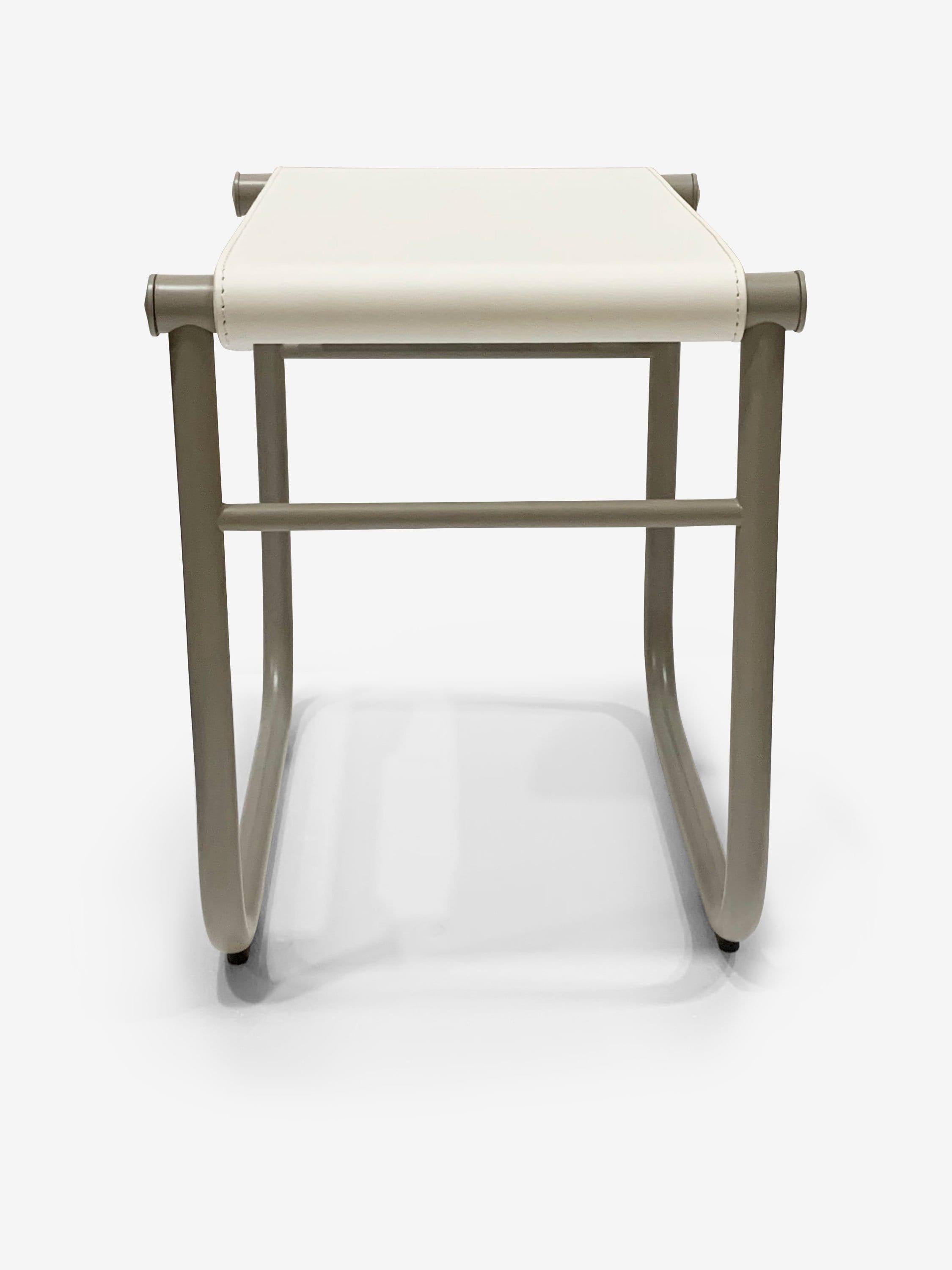 iMaestri Tabouret Le Corbusier 9 en émail boue Cassina Neuf - En vente à Sag Harbor, NY