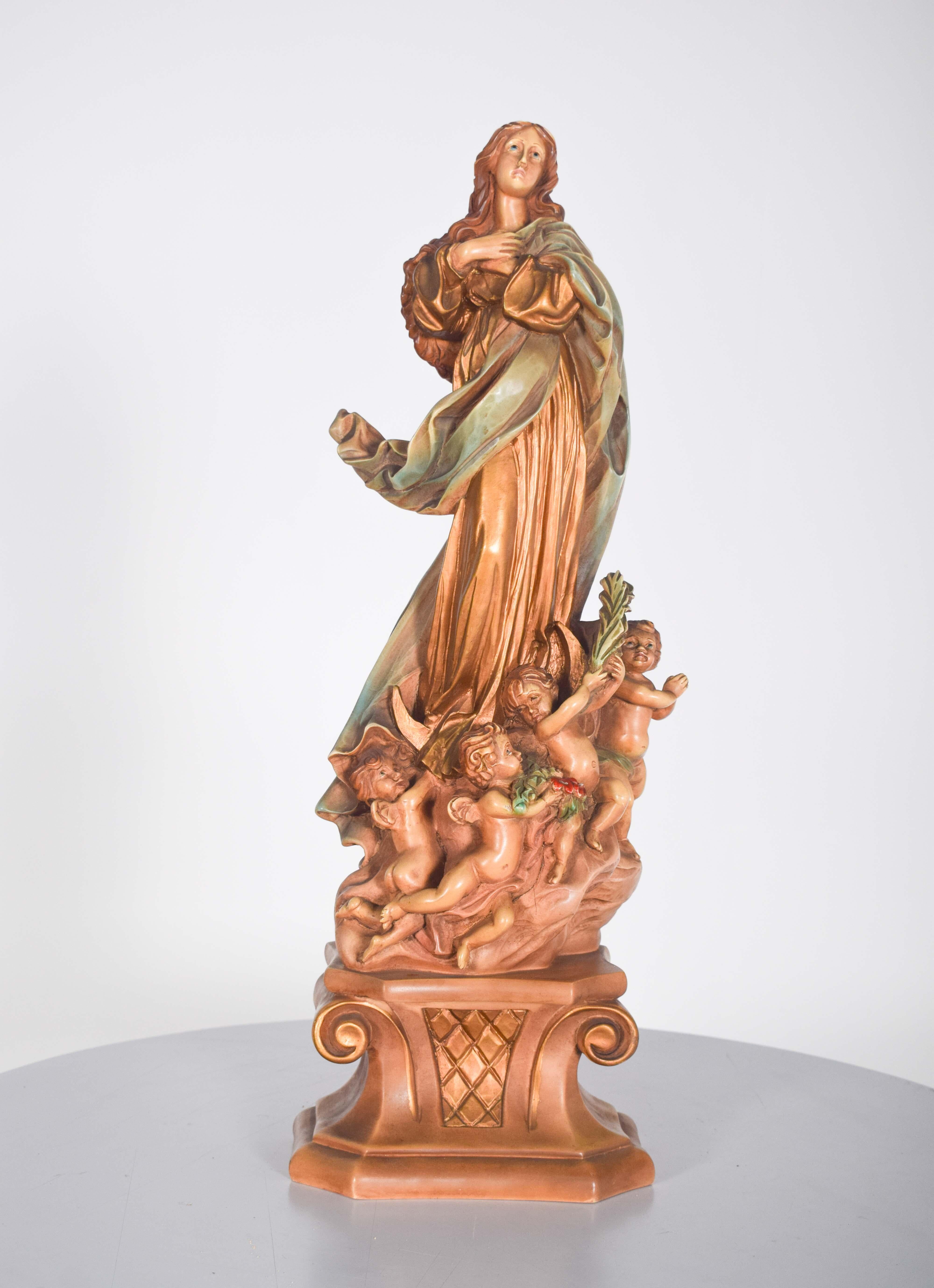 L'immagine della Madonna della Concezione, scolpita in marfinite, presenta una composizione armoniosa e dettagliata, che fa riferimento all'iconografia tradizionale della Vergine Immacolata. La figura centrale mostra un'espressione serena e devota,