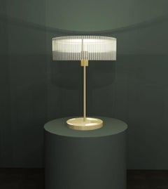 Lampe de table contemporaine Imagin en laiton brossé et verre strié