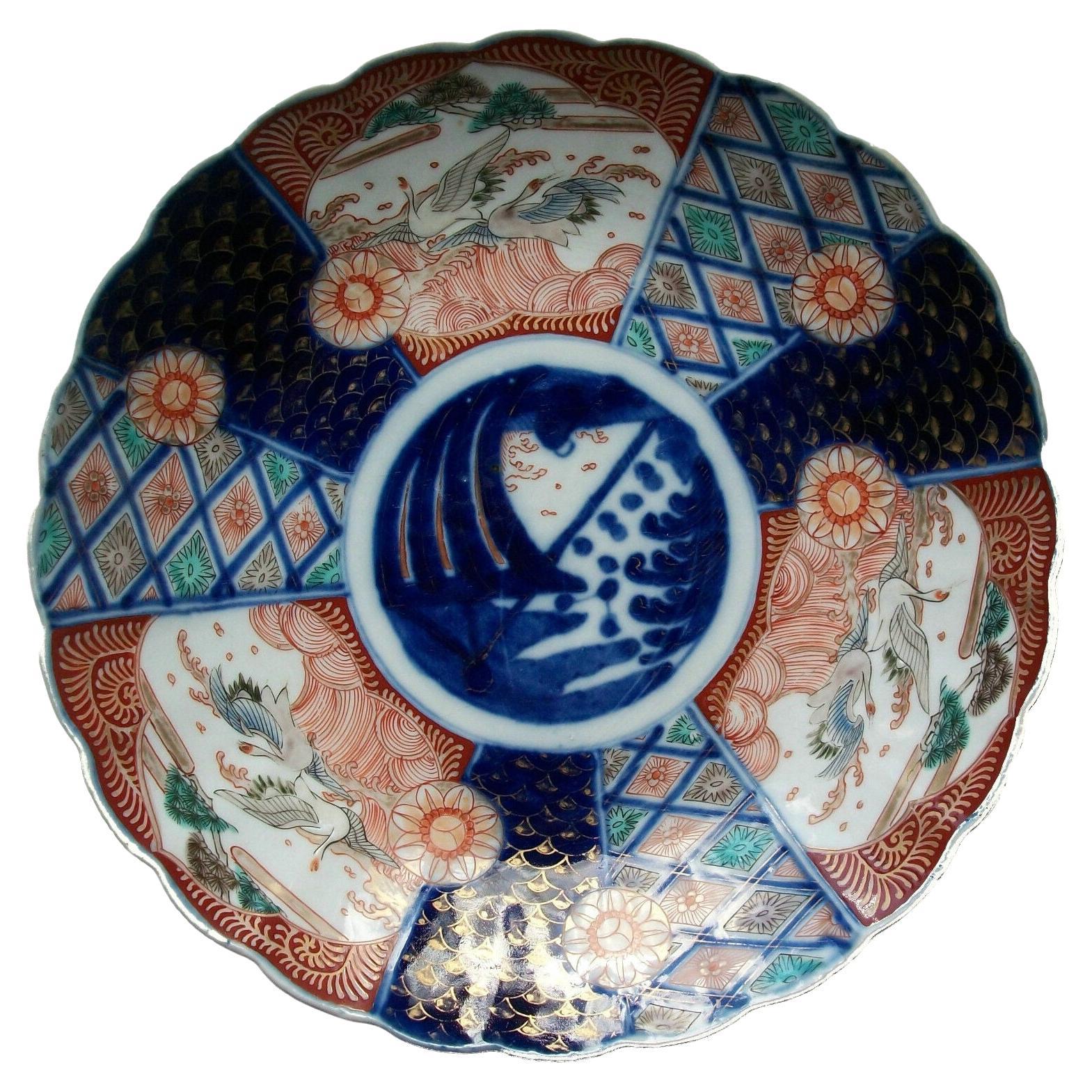 IMARI - Assiette de présentation ancienne en porcelaine lobée, peinte à la main, Japon, 19ème siècle