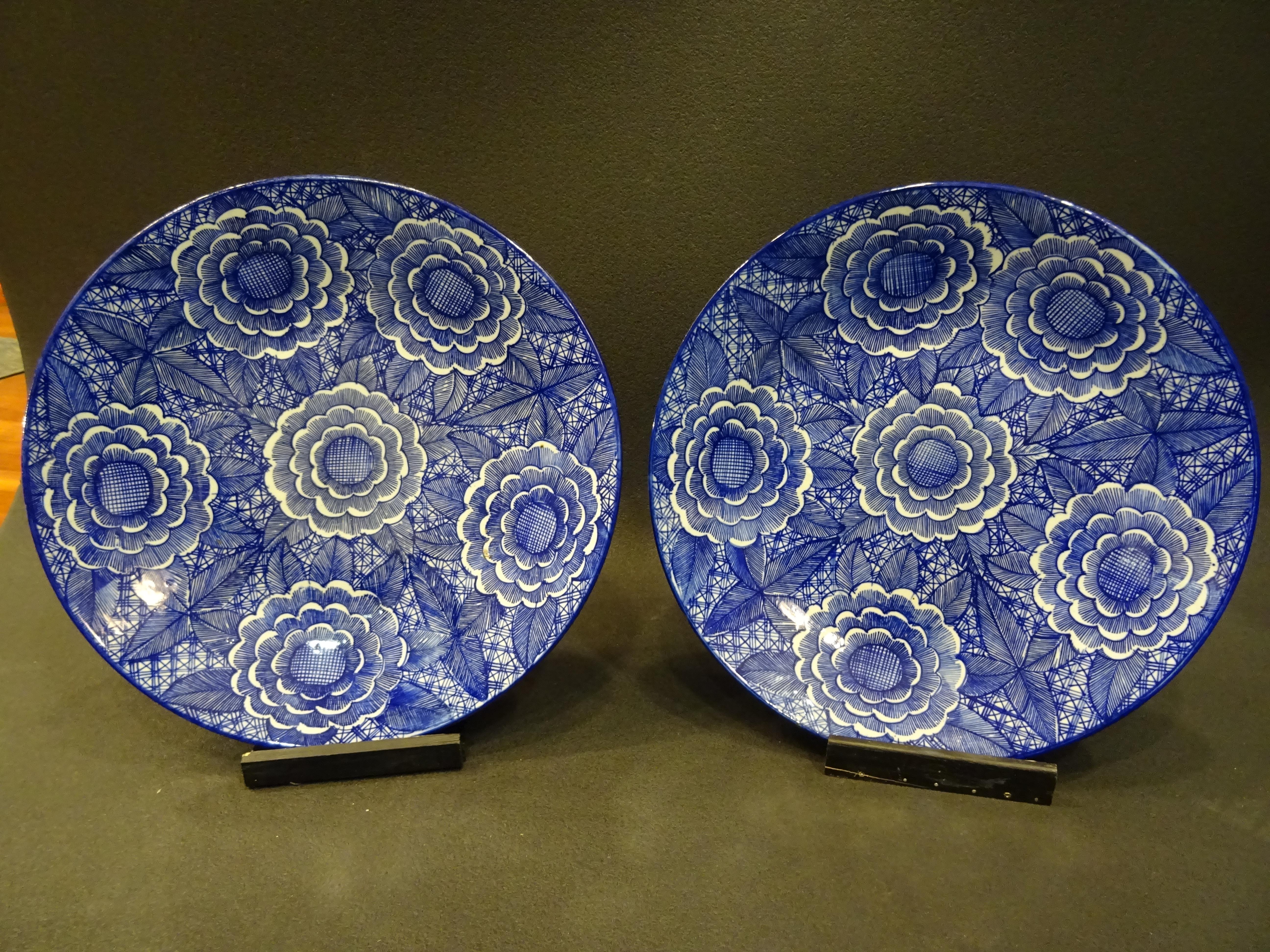 Set of 2 amazing very large blue and white Imari chargers in original box - Japan - Meiji period (1868-1912),
circa 1897
Paire of stunning 2 very large blue and white Imari chargers in original box.
With an intriguing graphic design of peony flowers