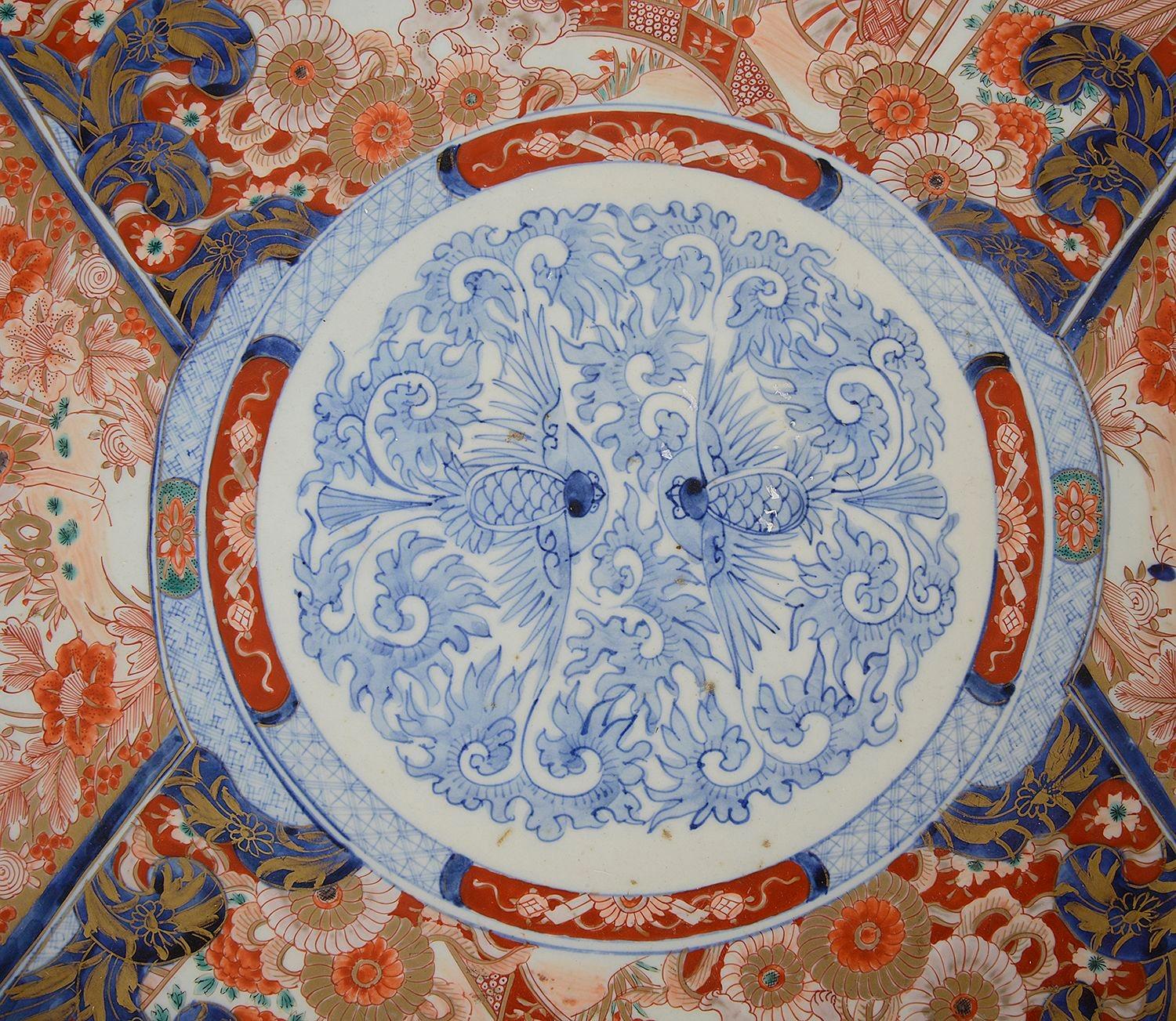 Ein hochwertiges japanisches Imari-Porzellan-Ladegerät aus dem späten 19. Jahrhundert mit handgemalten Fächern, auf denen exotische Vögel, Blumen und Blätter abgebildet sind.

Los 76 G9332/21 UTKN