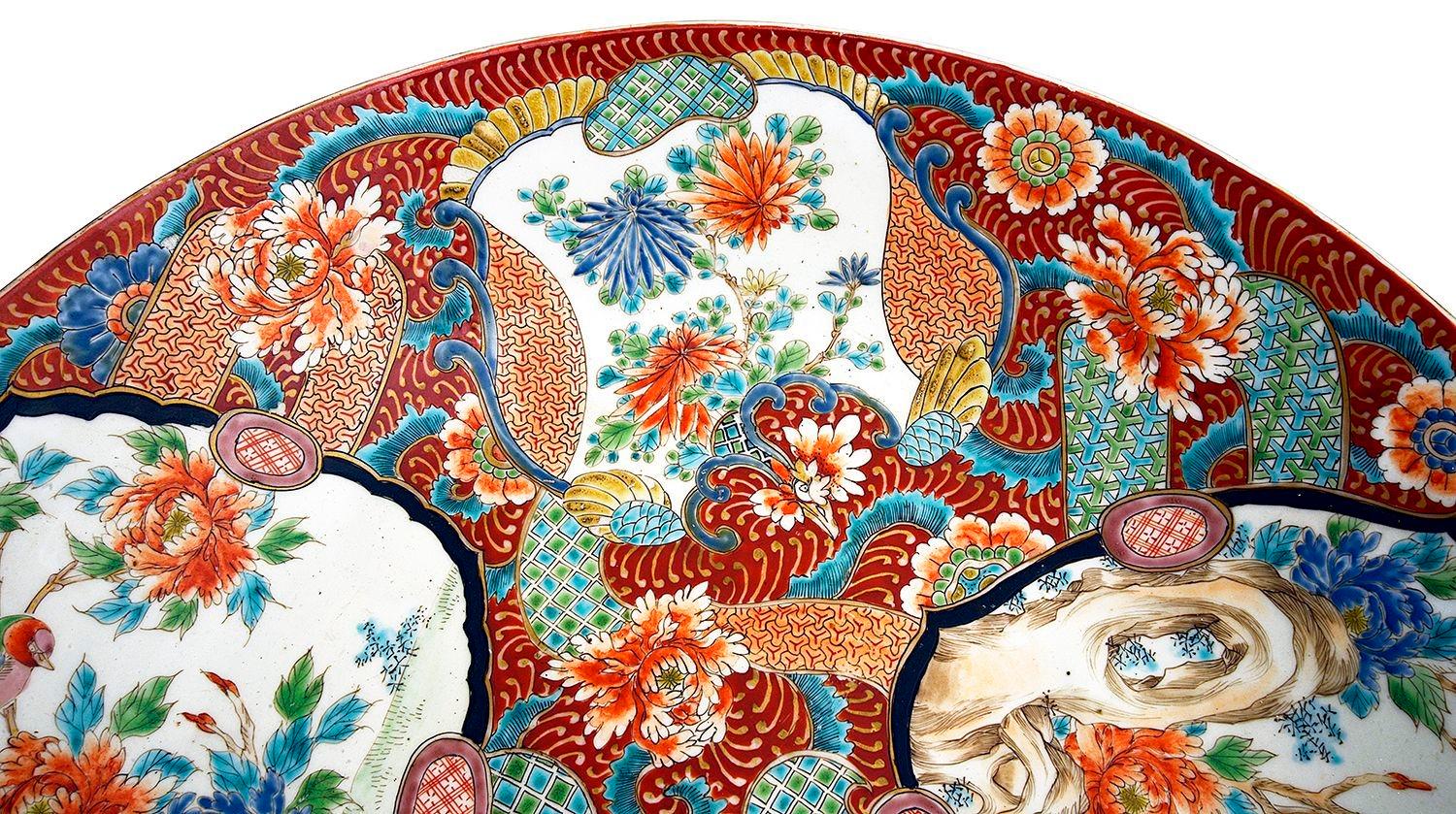 Très bon chargeur japonais Imari de la fin du XIXe siècle, présentant un motif classique et un décor de feuillage, avec des panneaux peints à la main représentant des oiseaux, des fleurs et un dragon mythique.

Lot 82 G5898/10 TYKN