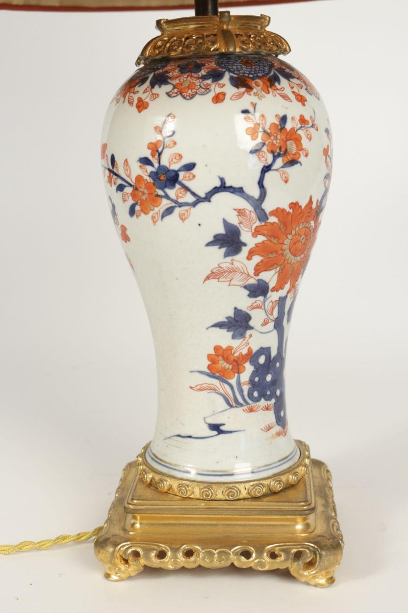 Imari China porcelain table lamp of the 19th century mounted on a gold gilt bronze base, decorated in a floral motif.
Measures: Diameter 36 cm
Hauteur 57 cm.