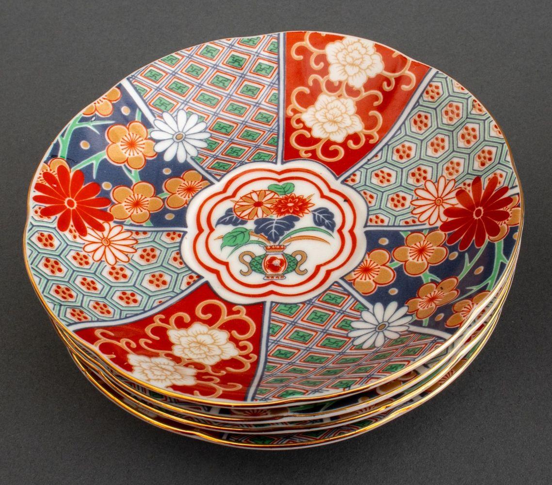 Imari Fan Arita Porcelain Dinner Service, 26 Pcs. In Good Condition For Sale In Astoria, NY