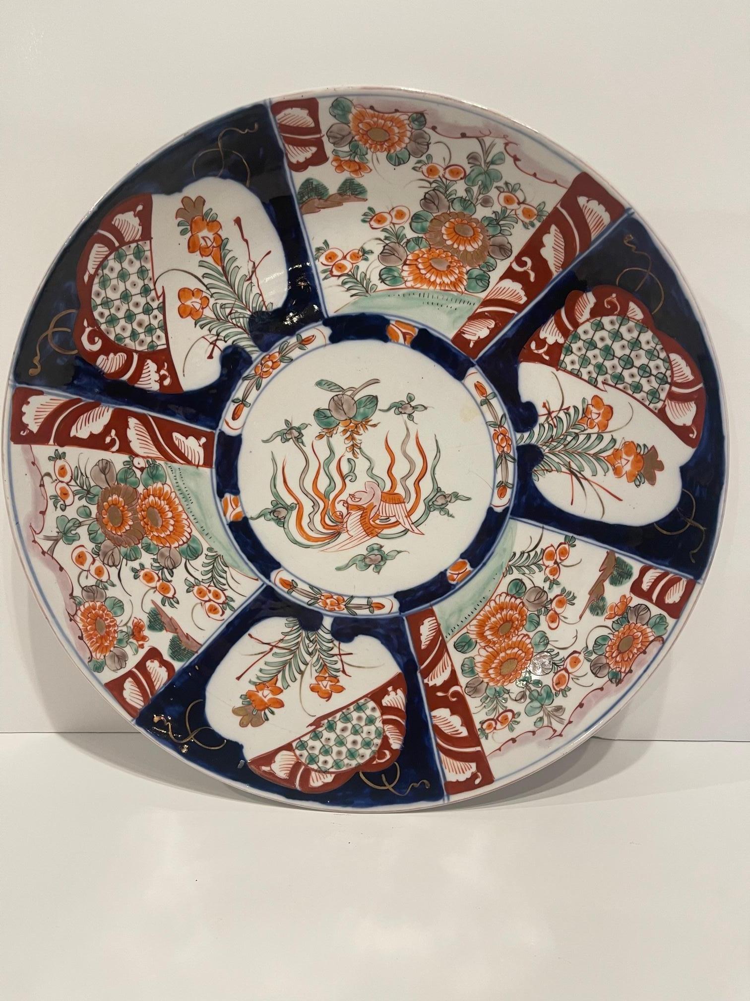 Japonais Assiette de présentation en porcelaine japonaise Imari, 19ème siècle en vente
