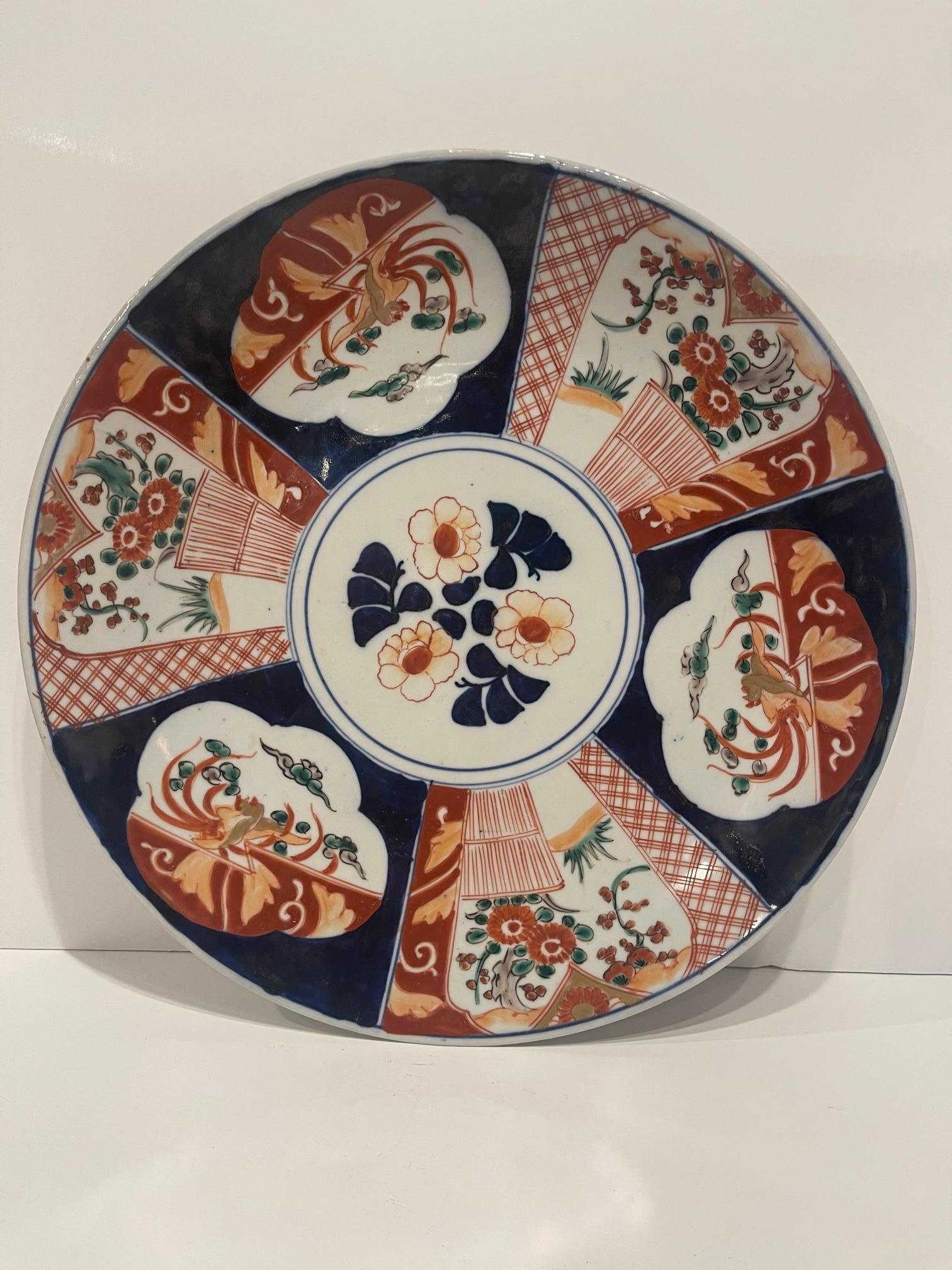 Japonais Assiette de présentation en porcelaine japonaise Imari, 19ème siècle en vente
