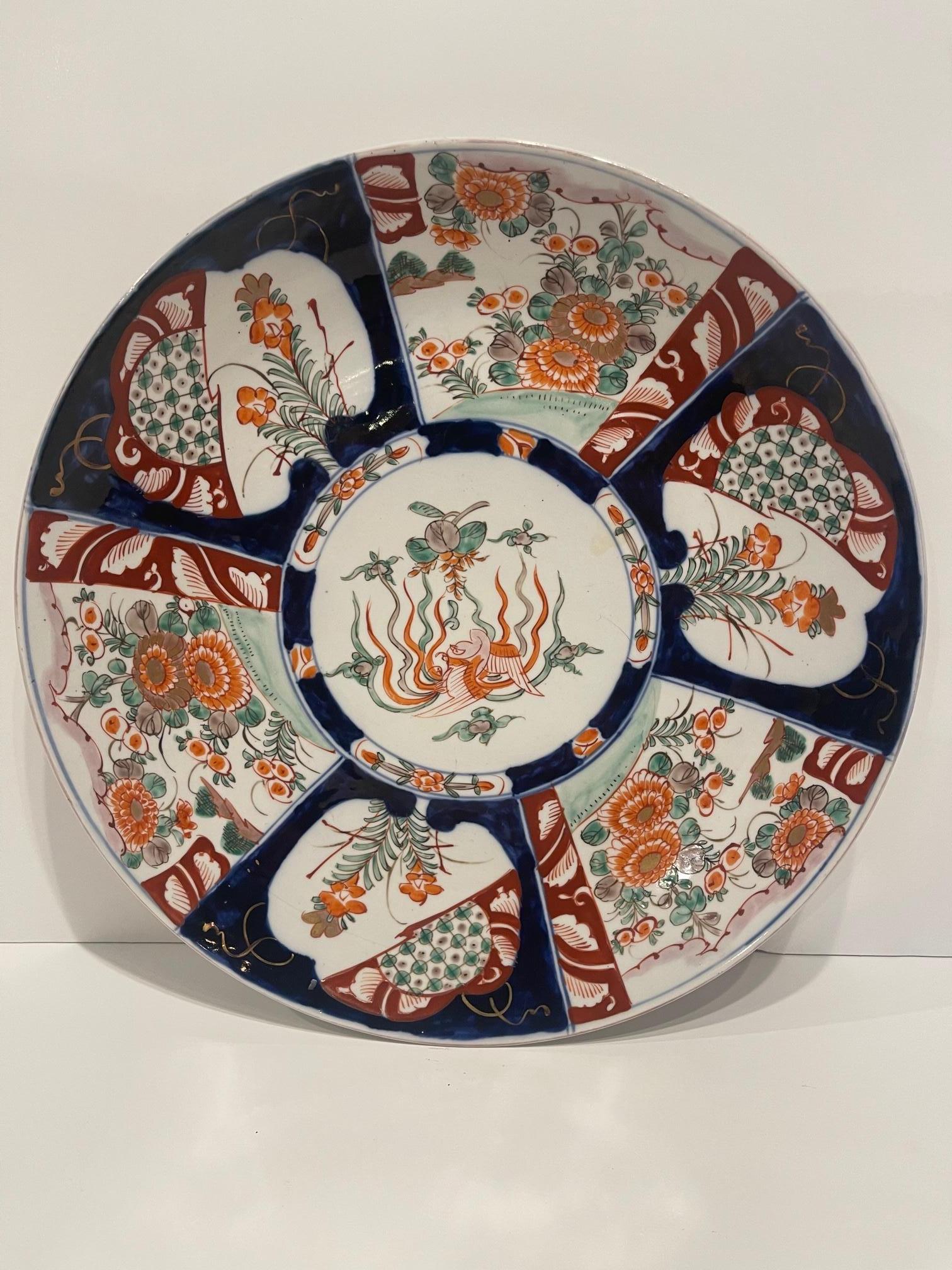 Assiette de présentation en porcelaine japonaise Imari, 19ème siècle Bon état - En vente à Savannah, GA