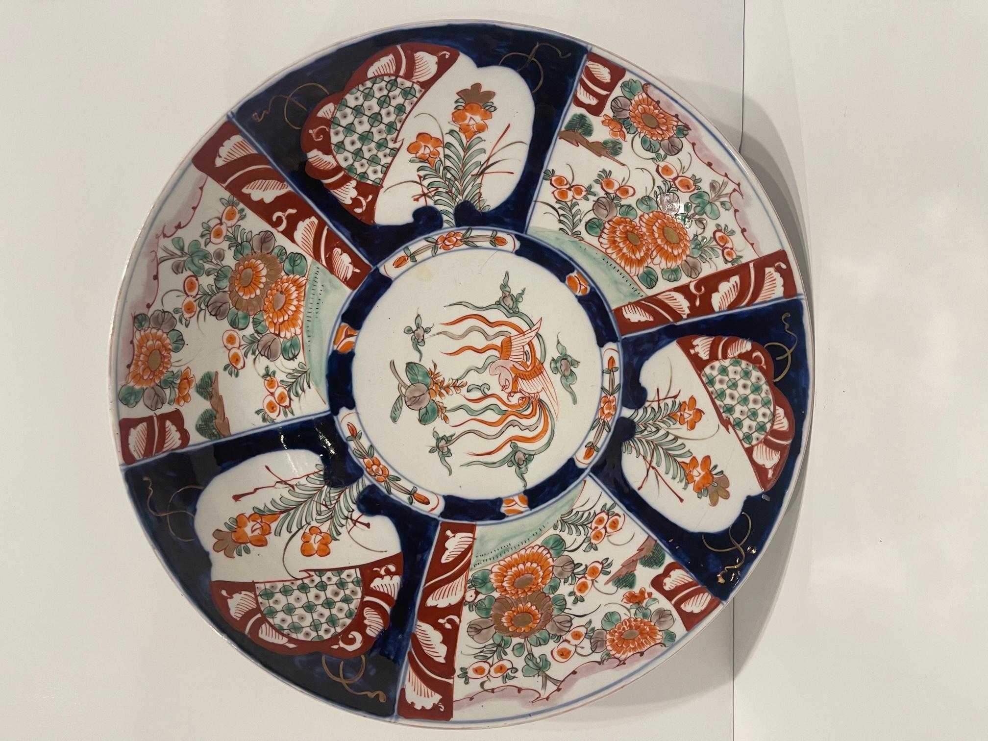 Assiette de présentation en porcelaine japonaise Imari, 19ème siècle Bon état - En vente à Savannah, GA