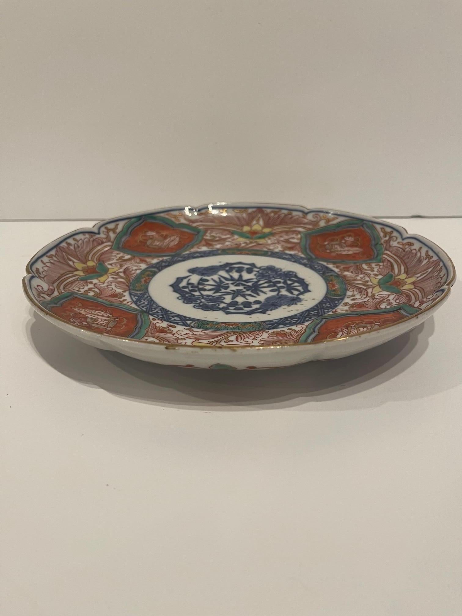 Assiette de présentation en porcelaine japonaise Imari, 19ème siècle en vente 1