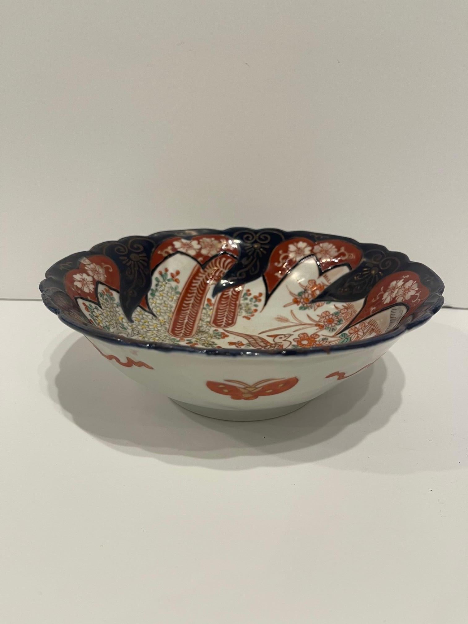 Imari Japanese Scalloped Bowl, 19th Century In Good Condition For Sale In Savannah, GA