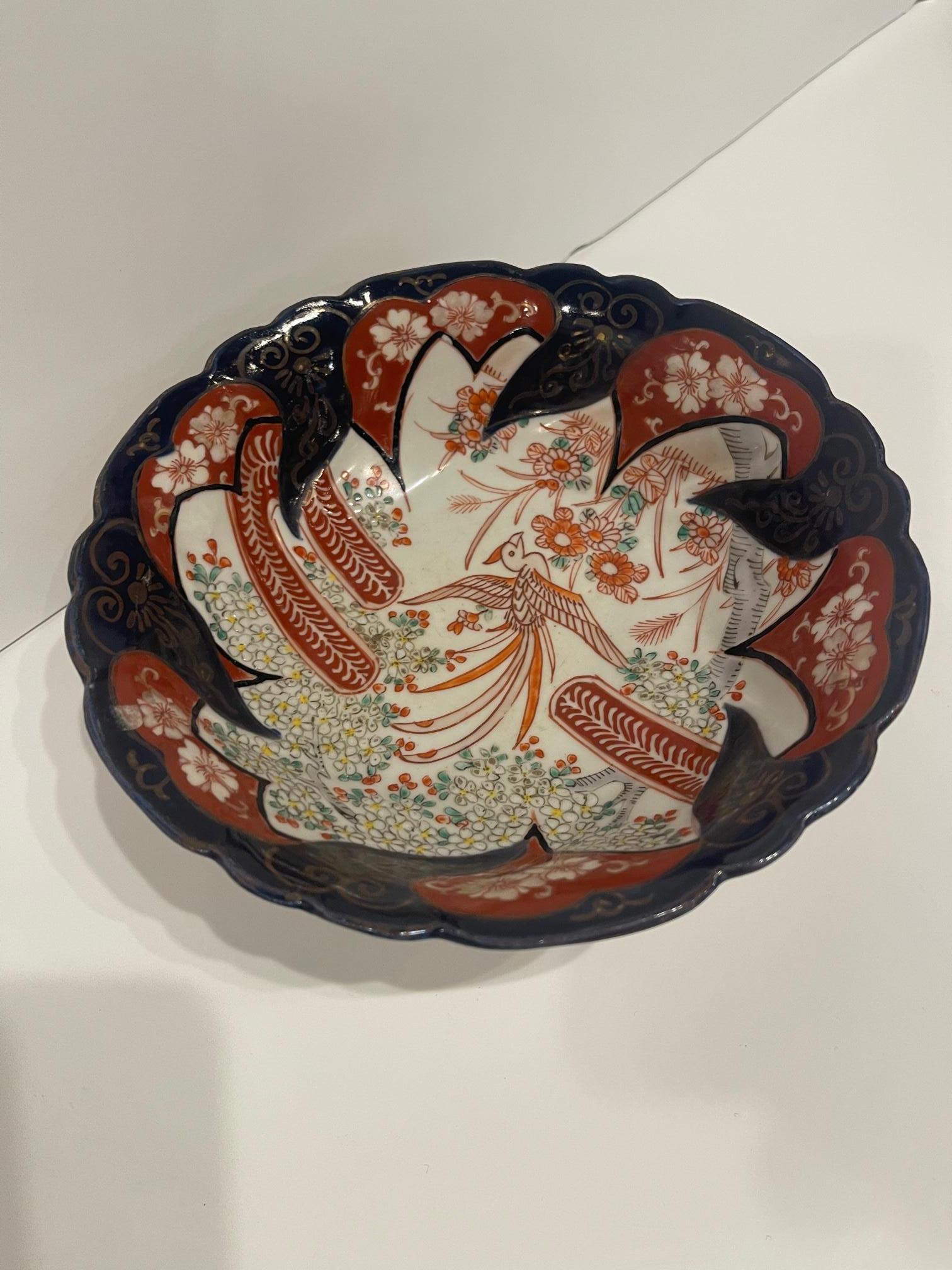 Imari Japanese Scalloped Bowl, 19th Century For Sale 1