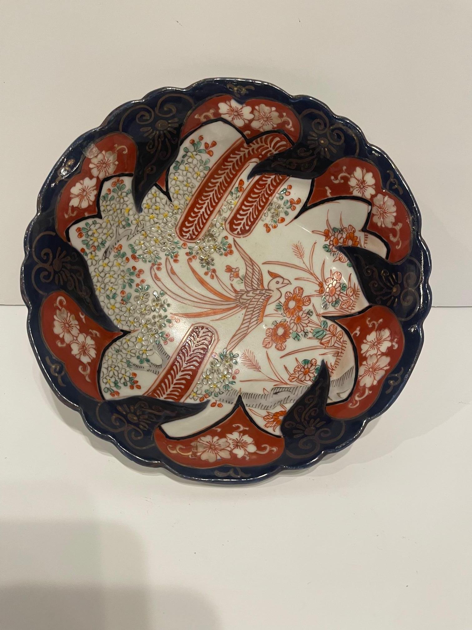 Imari Japanese Scalloped Bowl, 19th Century For Sale 2