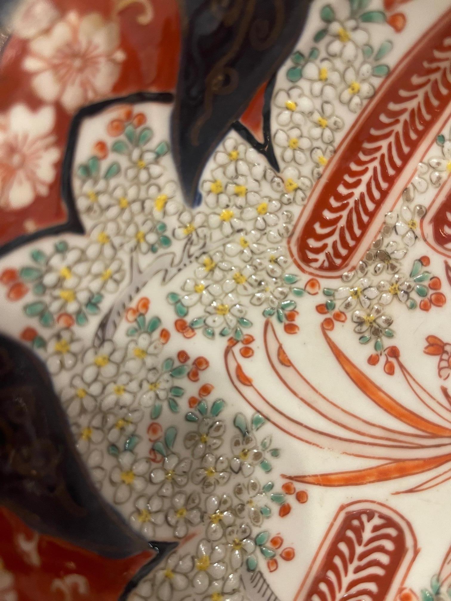 Imari Japanese Scalloped Bowl, 19th Century For Sale 4