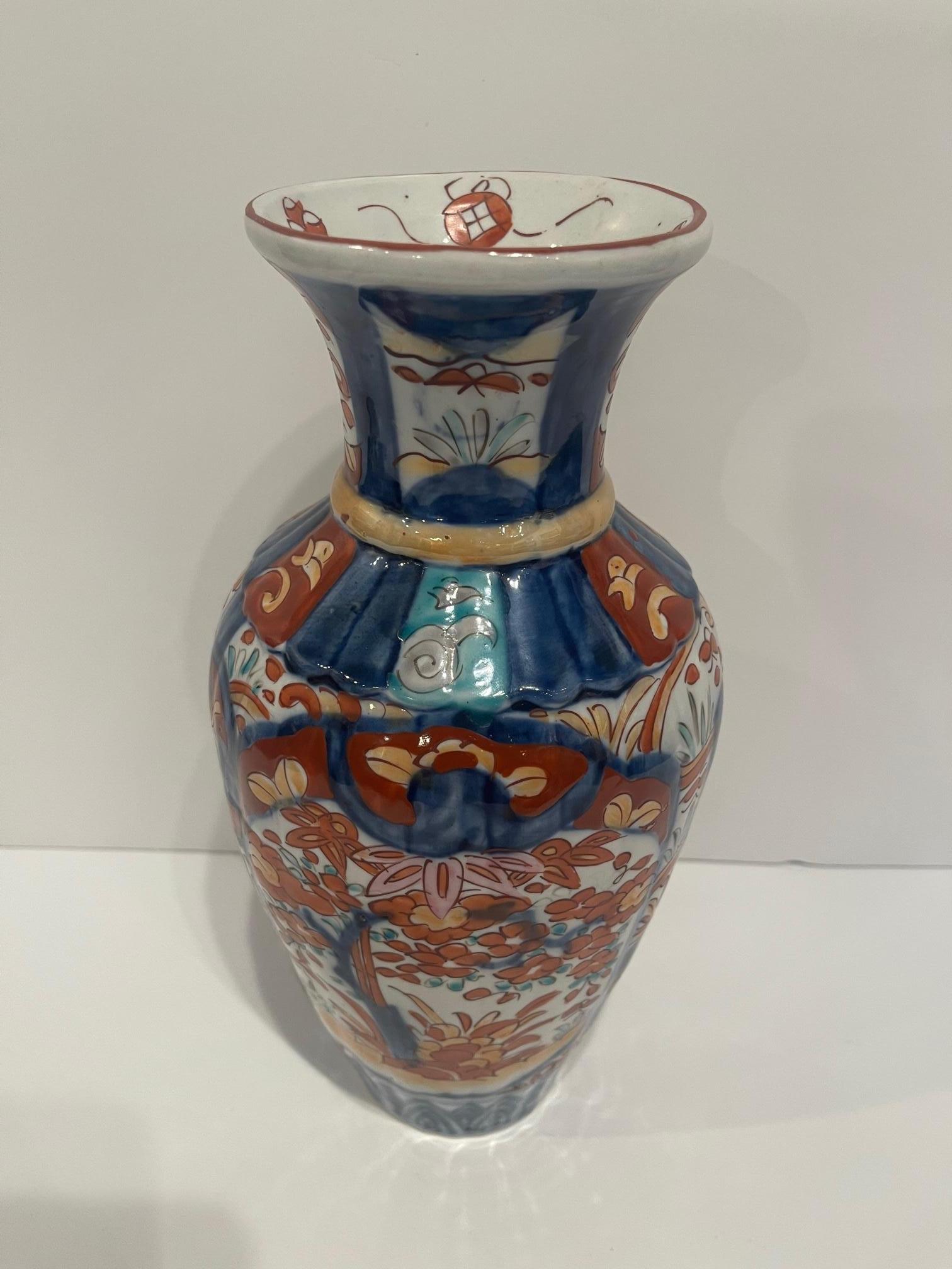 Imari Japanese Vase, 19th Century In Good Condition For Sale In Savannah, GA