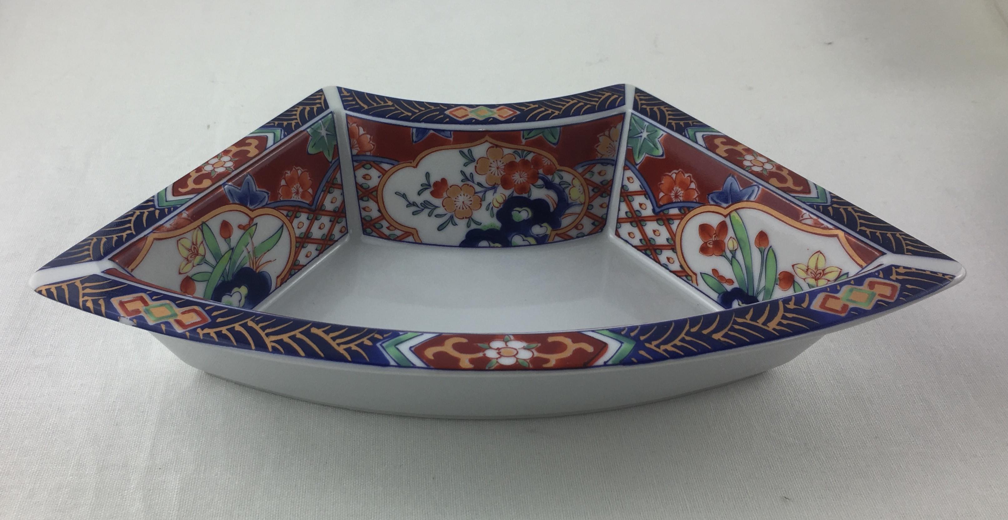 Imari Octagonal Shaped Serving Dish Comprised of 5 Bowls In Good Condition For Sale In Miami, FL