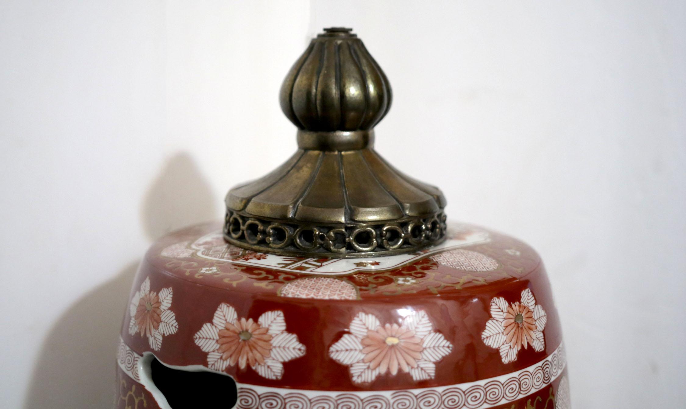 Imari Ovoid Japanese Design Vessel with Ebonized Base and Brass Finial For Sale 2
