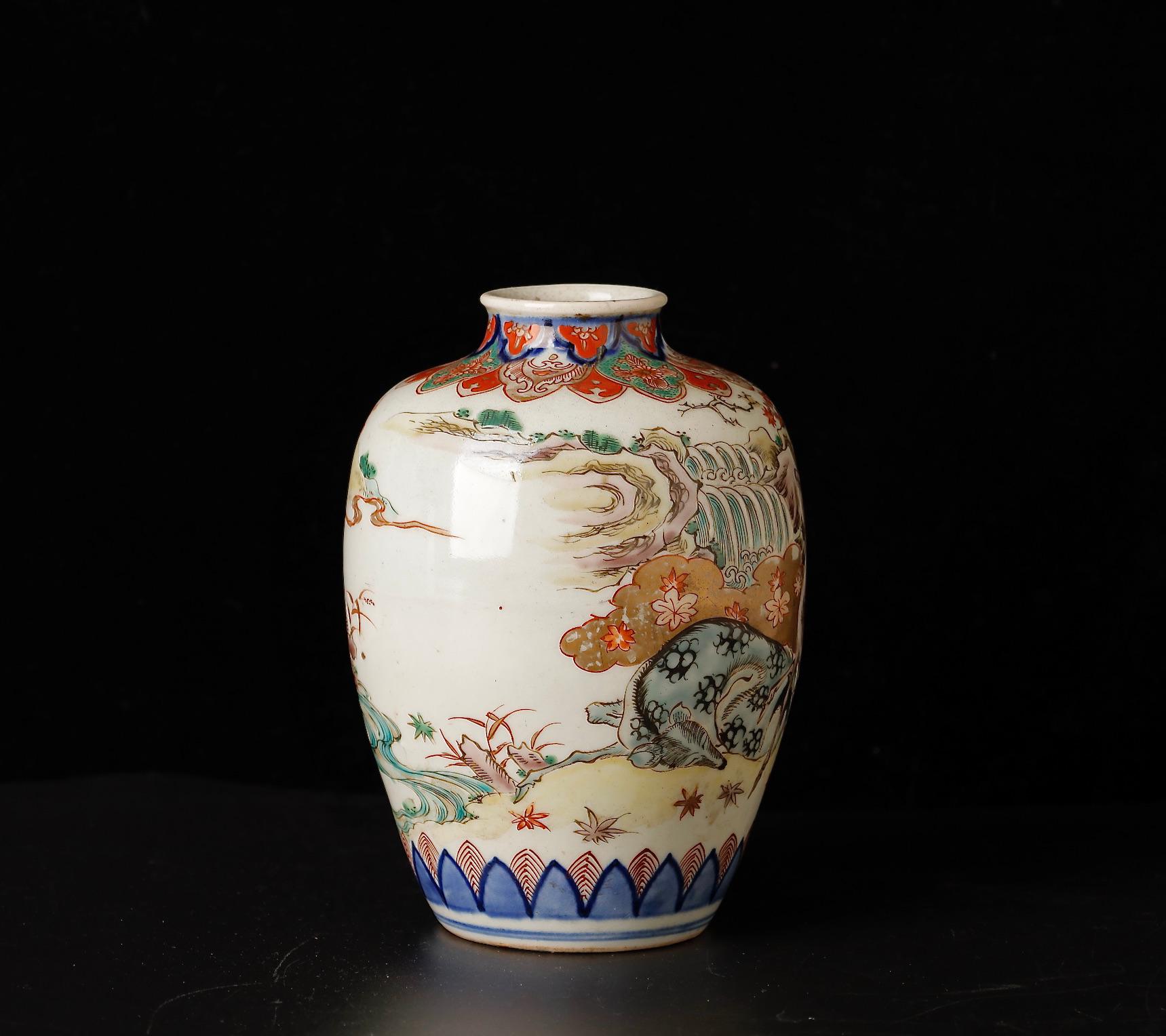 Imari Pastoral Elegance: Antique Deer Vase In Good Condition In Fukuoka, JP