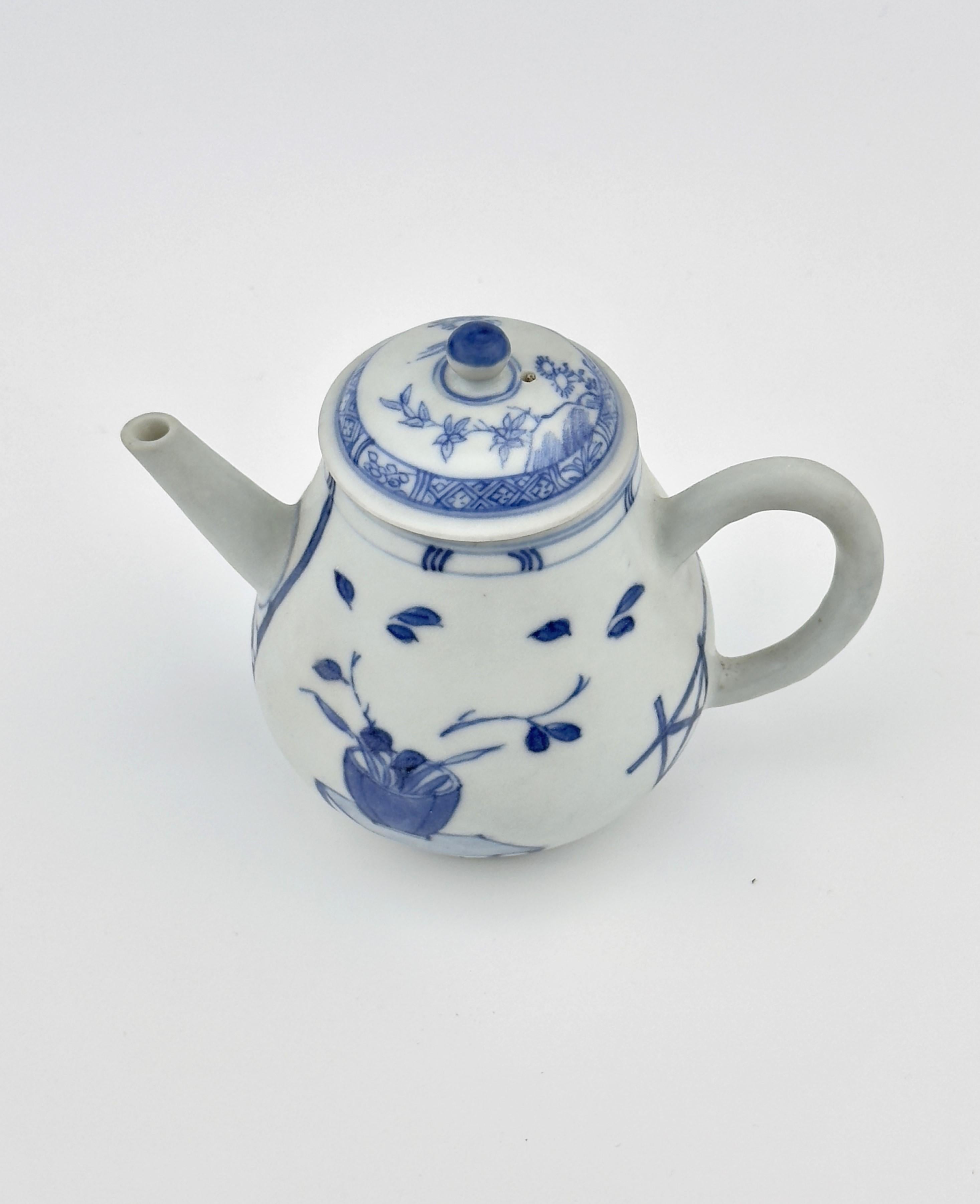 Blaue und weiße Teekanne mit 'Imari-Pavillon'-Muster, C 1725, Qing Dynasty, Yongzheng (Glasiert) im Angebot