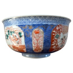 Grand bol en porcelaine Imari bleu et rouge, début du 19e siècle