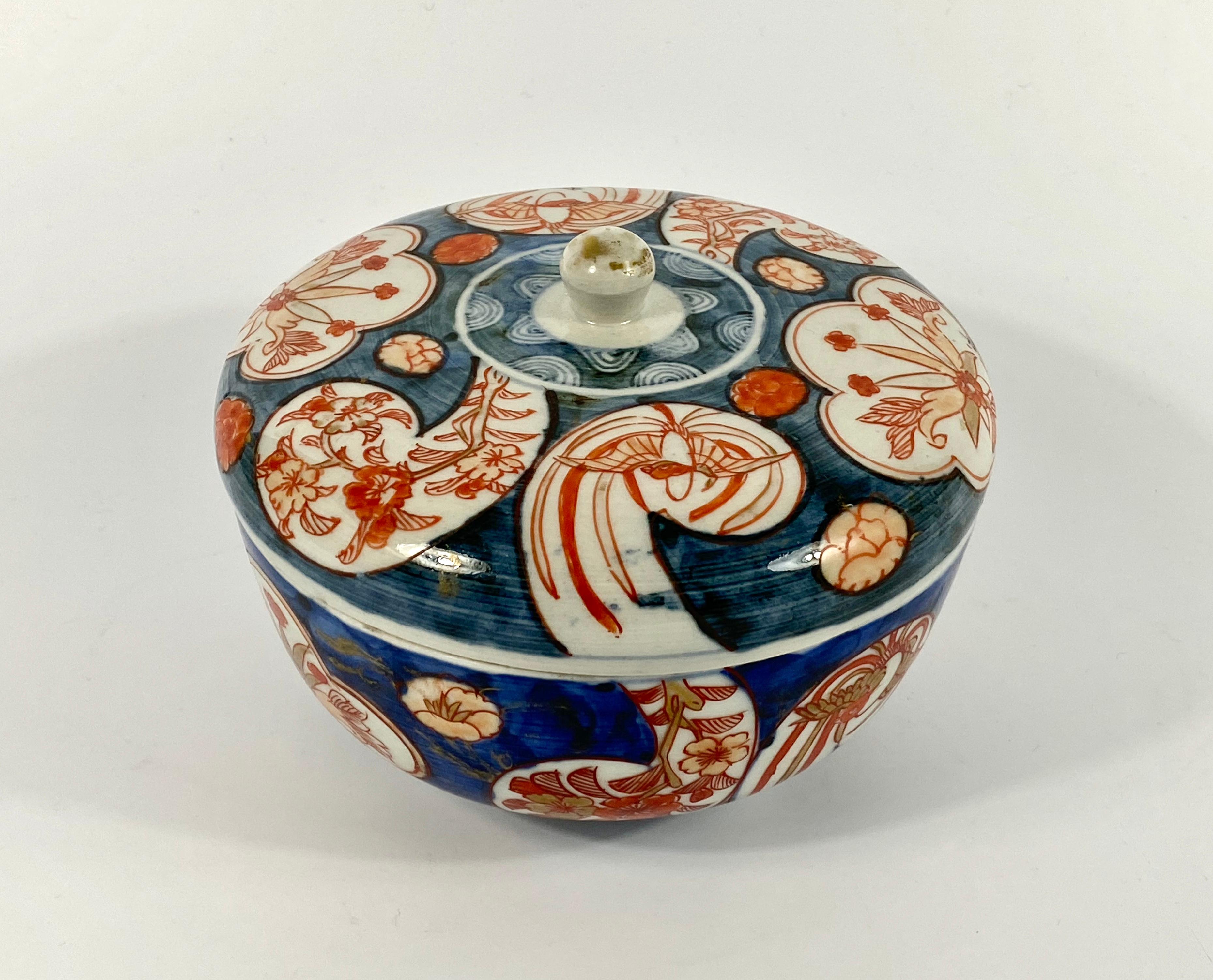 Bol et couvercle en porcelaine japonaise à motif 