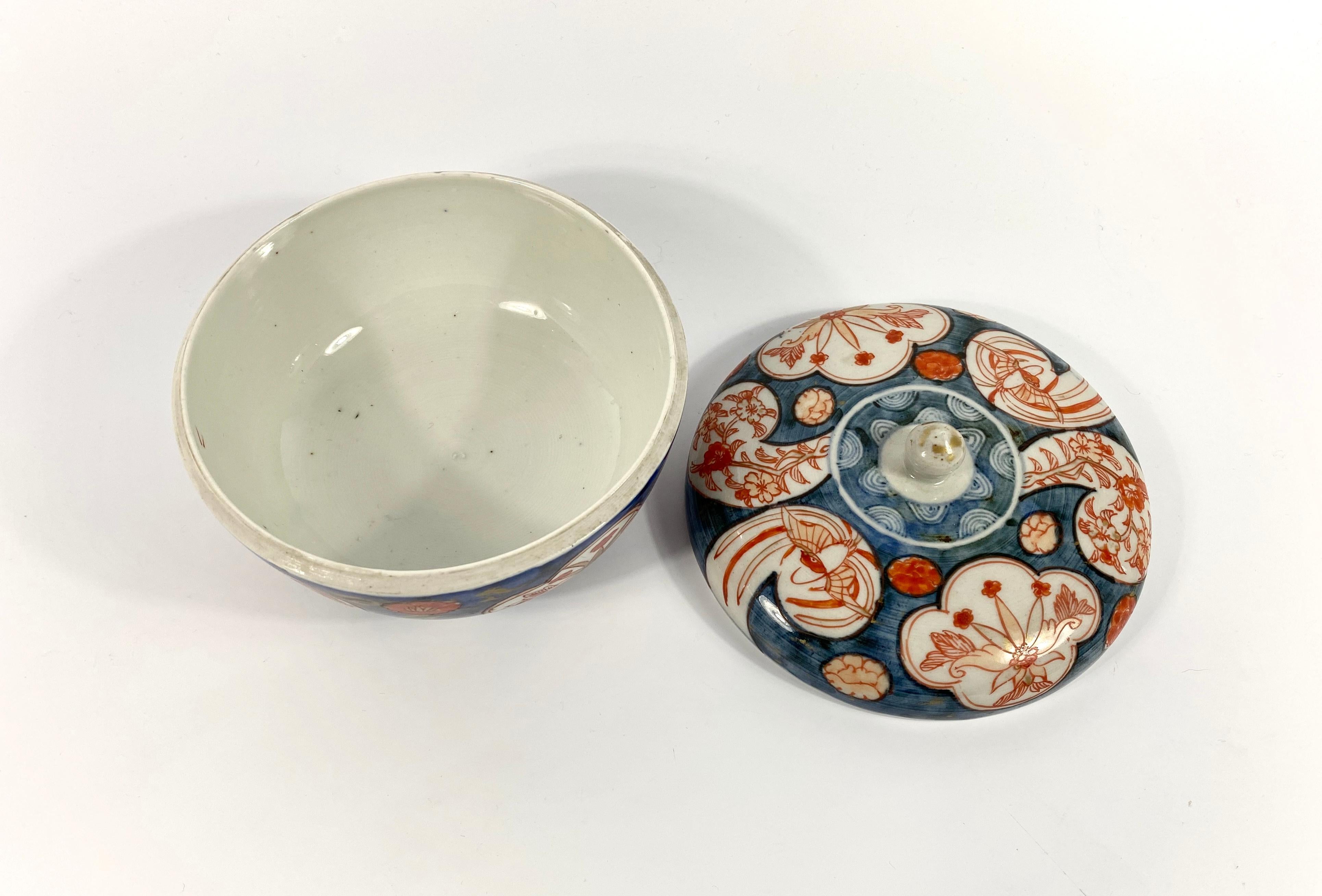 Bol et couvercle en porcelaine d'Imari, Arita, Japon, 18ème siècle Bon état à Gargrave, North Yorkshire