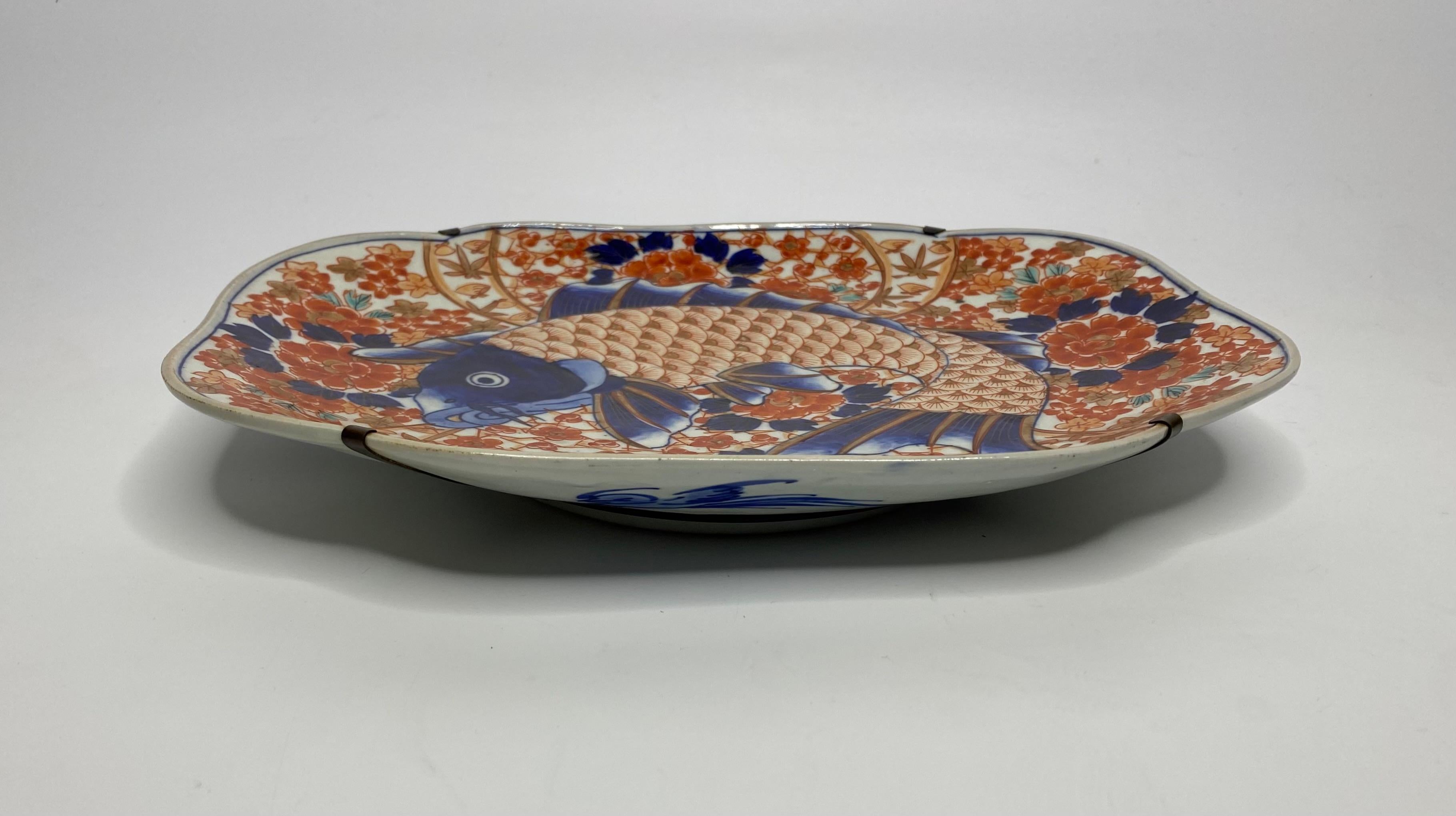 Imari Porcelain Carp dish, Arita, Japan, um 1890, Meiji Periode. (Gebrannt) im Angebot