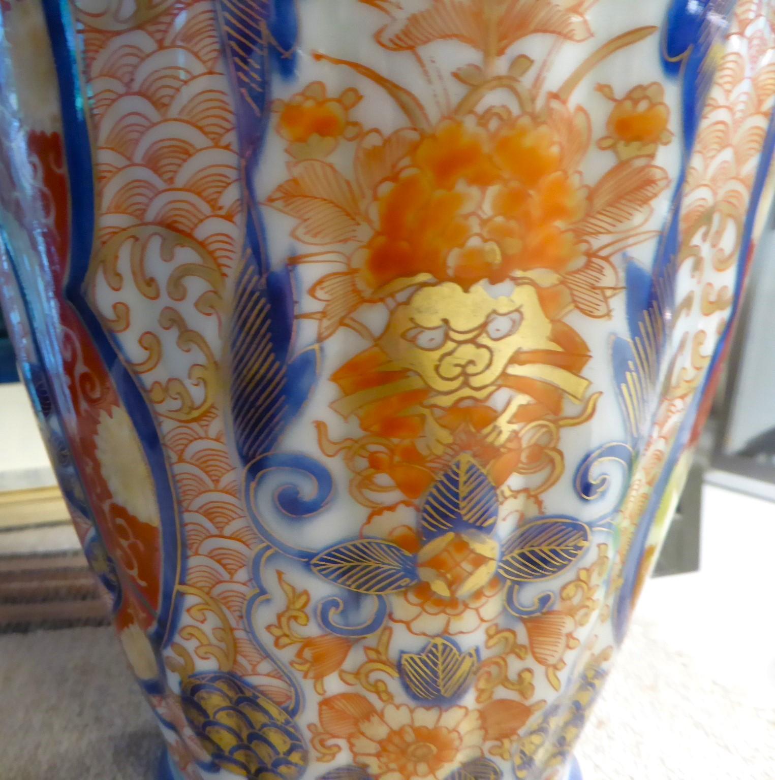 Japonais Imari Porcelain Ceramic Fluted (céramique cannelée)  Vase de la période Edo au Japon en vente