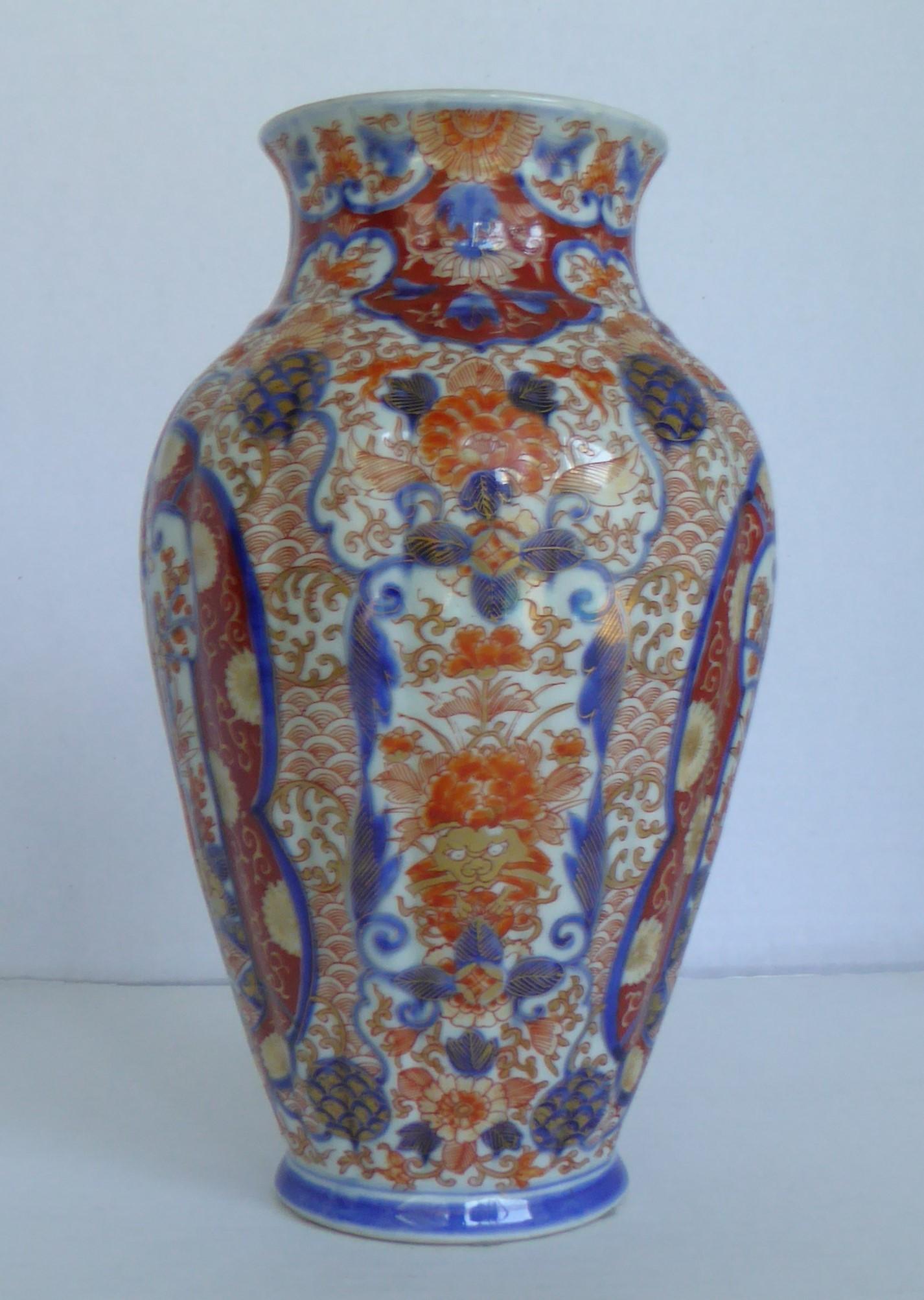 Fait main Imari Porcelain Ceramic Fluted (céramique cannelée)  Vase de la période Edo au Japon en vente