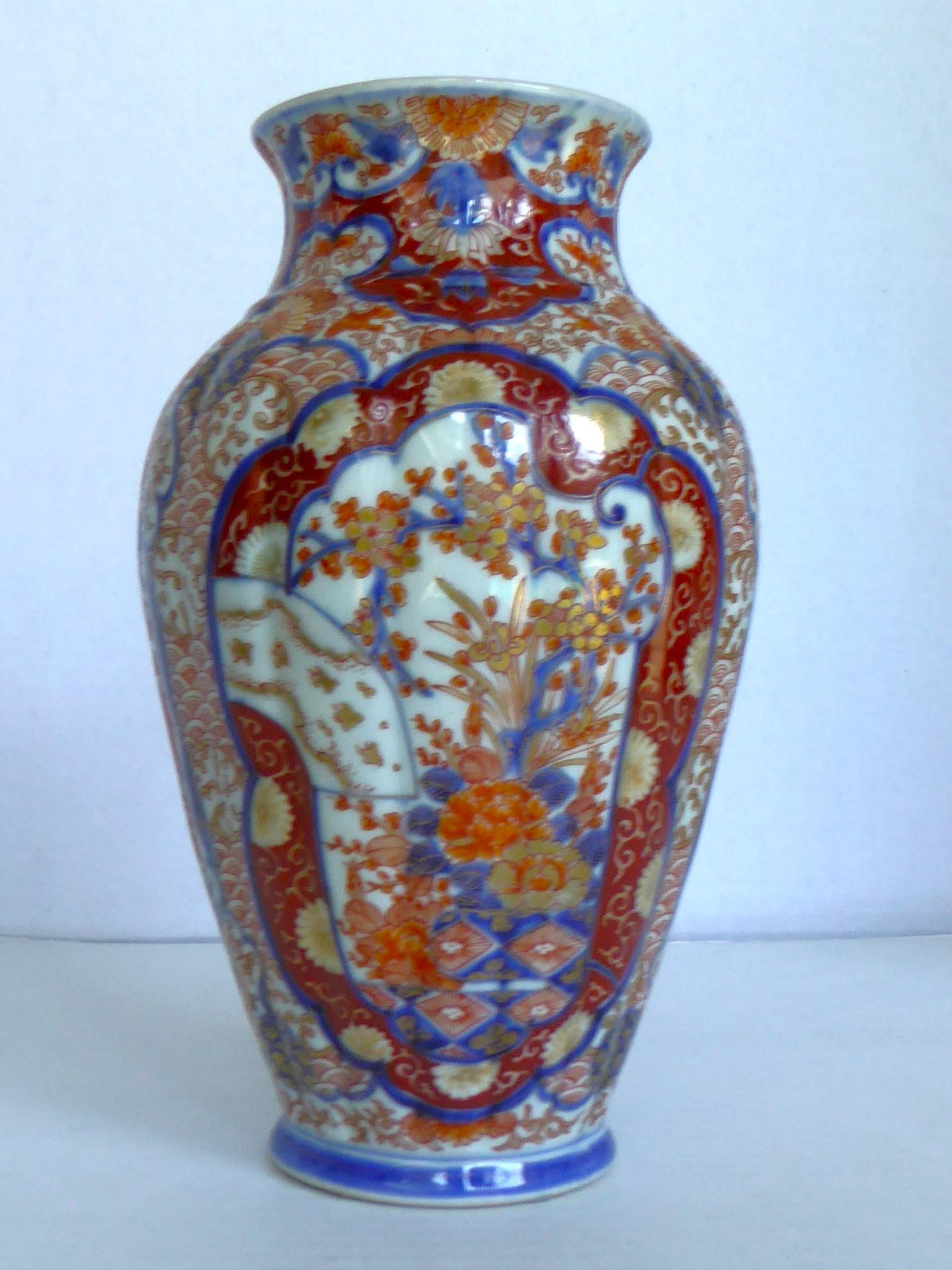 Imari Porcelain Ceramic Fluted (céramique cannelée)  Vase de la période Edo au Japon Bon état - En vente à Miami, FL