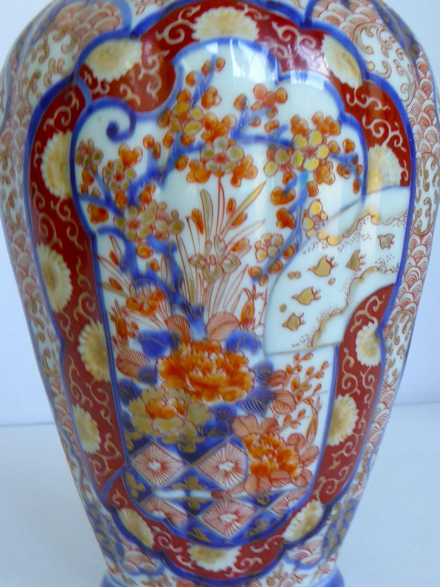 Mid-19th Century Imari Porcelain Ceramic Fluted  Vase Edo Period Japan For Sale