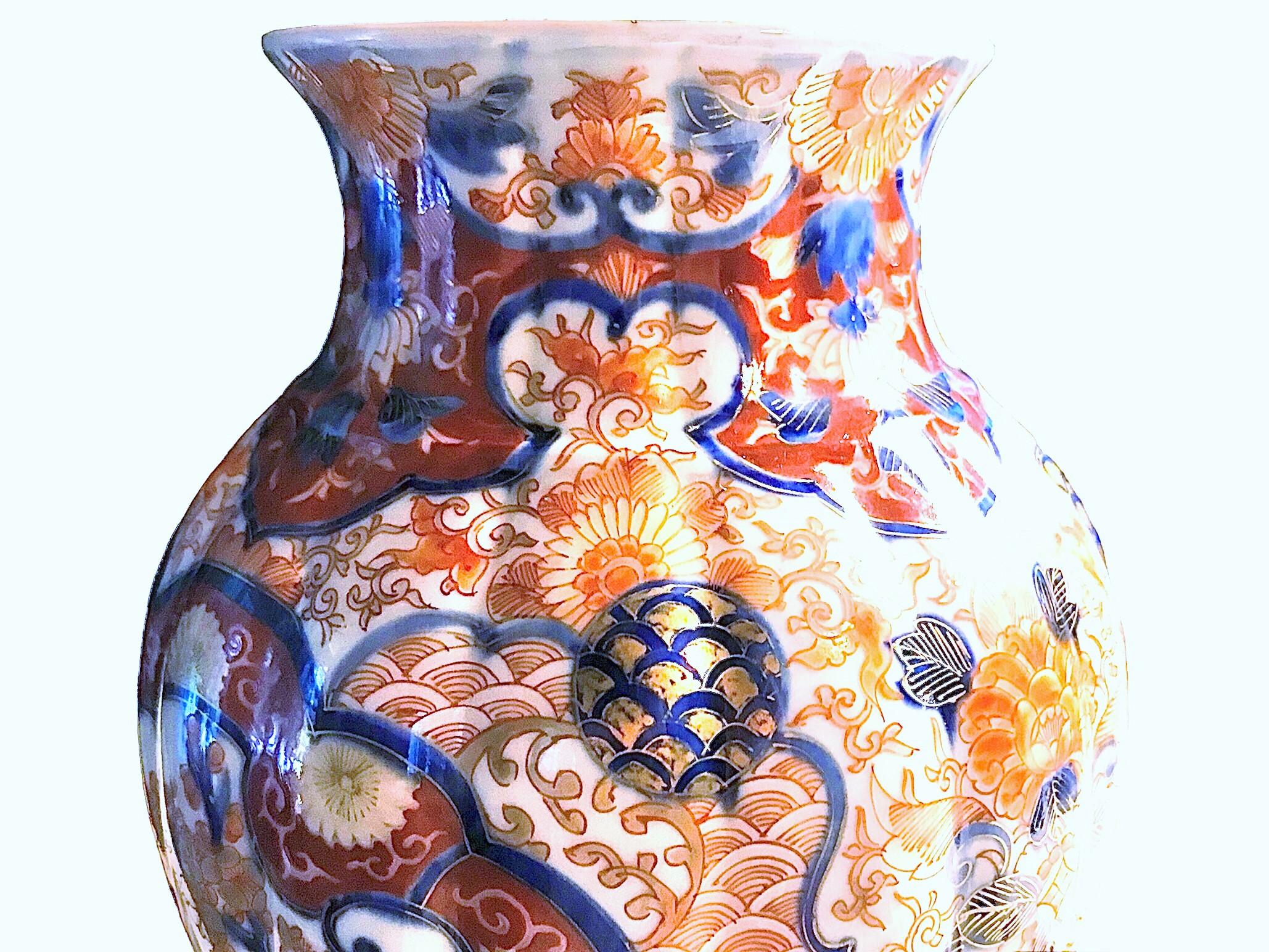 Imari Porcelain Ceramic Fluted  Vase Edo Period Japan For Sale 2