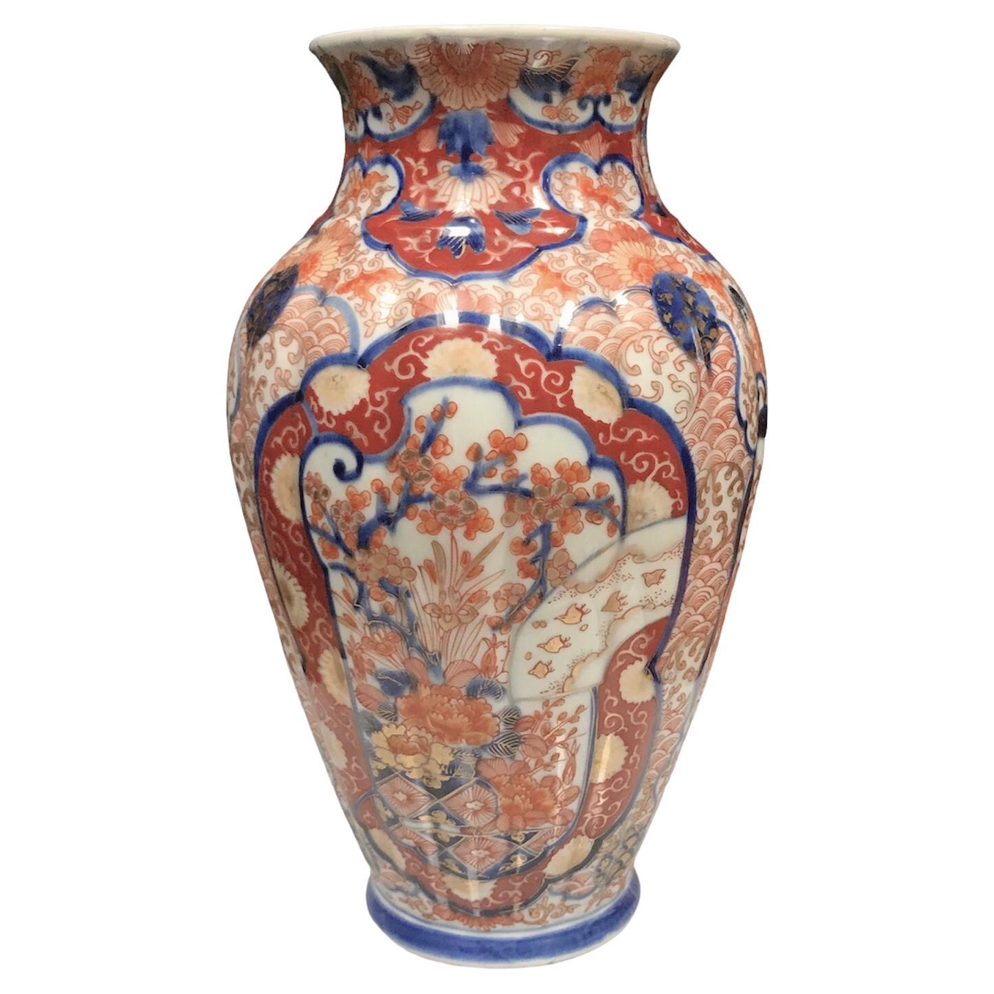 Imari Porcelain Ceramic Fluted (céramique cannelée)  Vase de la période Edo au Japon