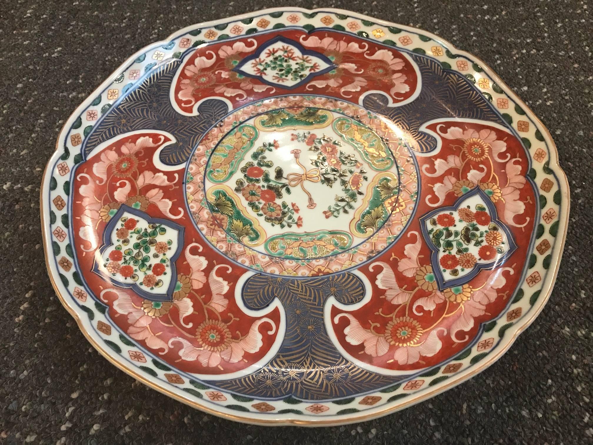 Rare pattern Japanese Imari hand painted porcelain charger. Beautiful all-over pattern with a rarely decorated back, early 20th century, measure: 14.25 inches in diameter.