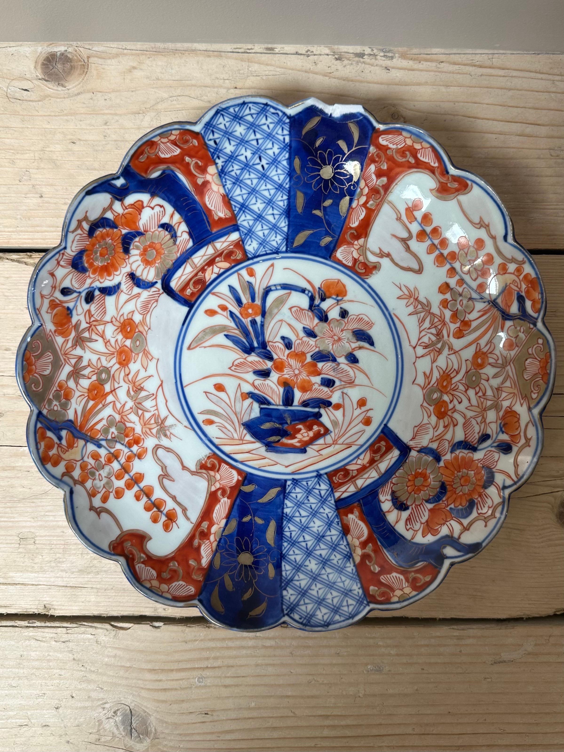 Hand-Painted Imari Porcelain Large Plate, Edo Meiji Period, Early 18th Century For Sale