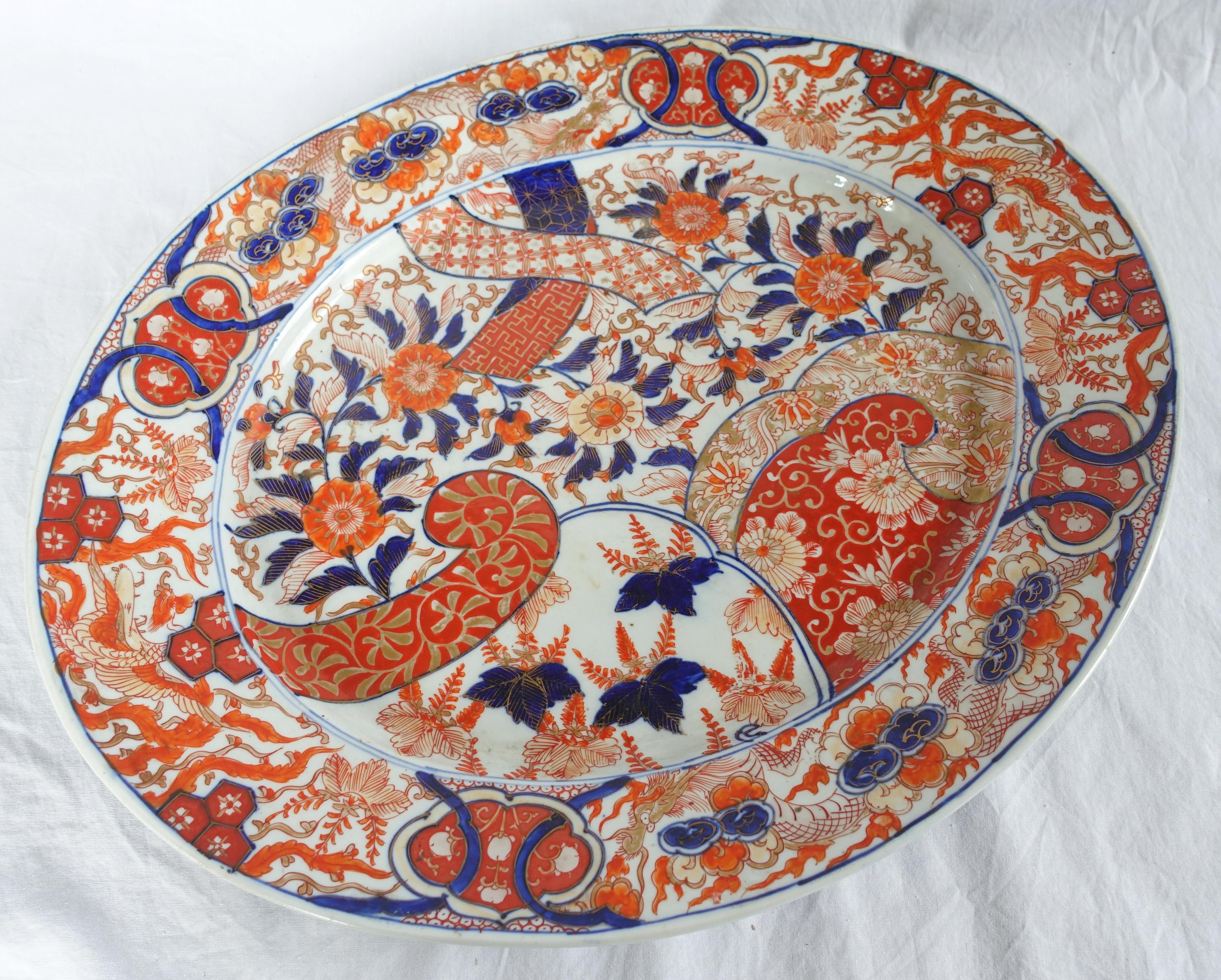 Japanese Imari porcelain oval serving dish - Japan, Edo period - 19th century For Sale