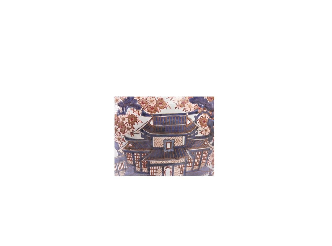 Vaso da tempio in porcellana giapponese Imari Porcelain del XVIII secolo circa, con decorazione a tempio e insolita decorazione a reticolo sul bordo.