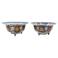 Imari porcelain tripod bowls, Arita, Japan, c. 1700. Edo Period.