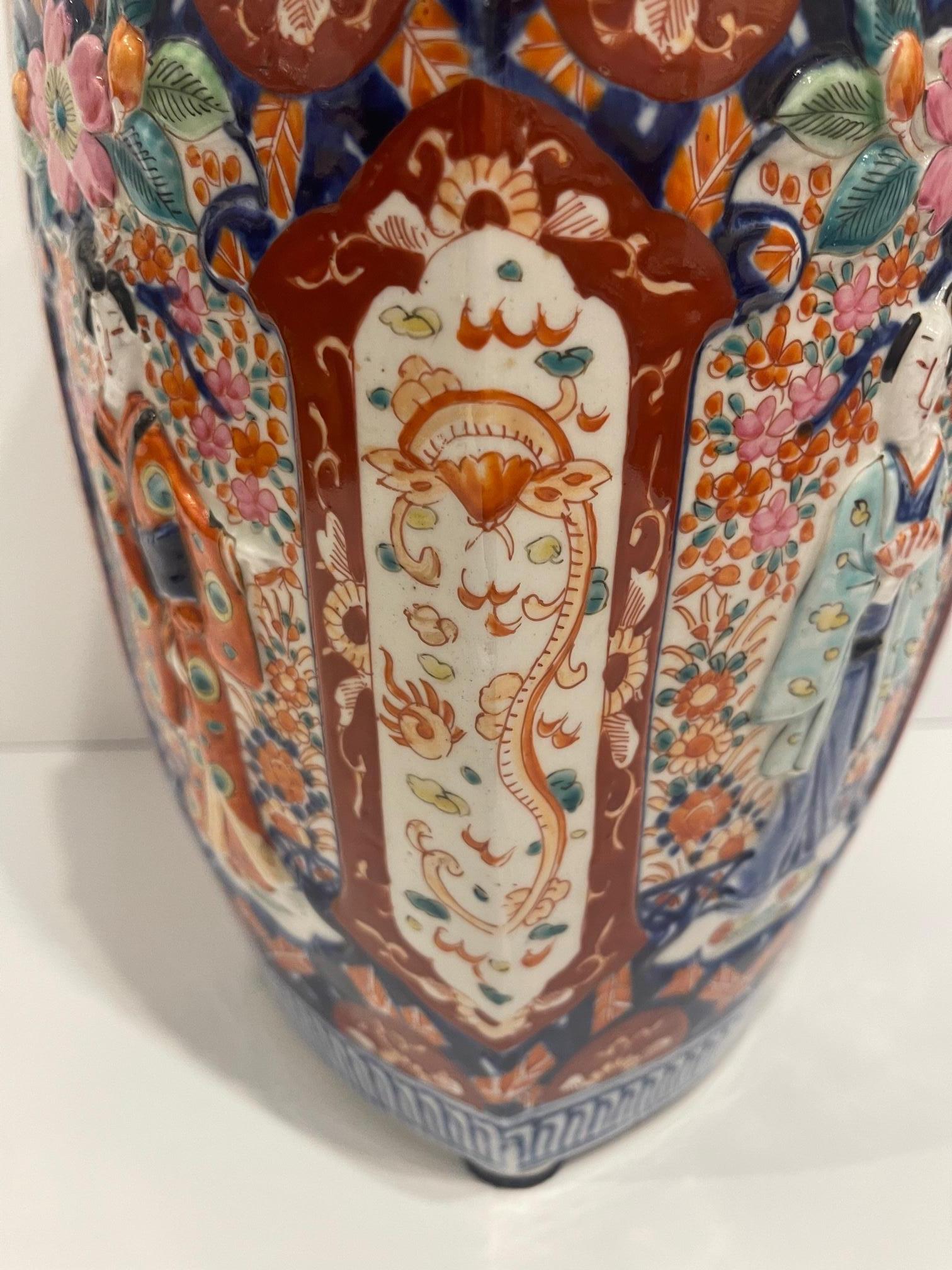 Vase en porcelaine Imari Porcelain avec figures en relief, 19e siècle en vente 5