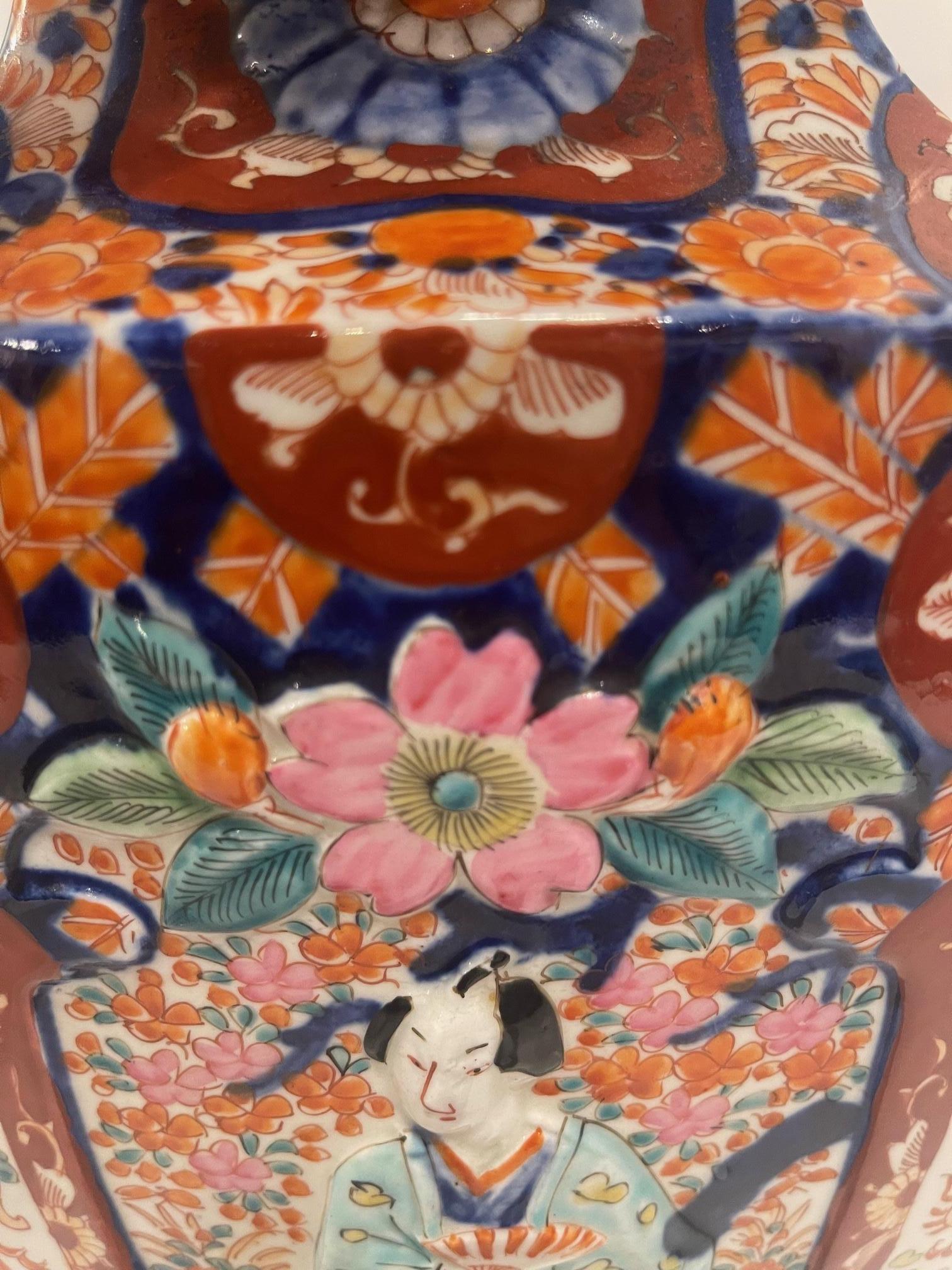 Vase en porcelaine Imari Porcelain avec figures en relief, 19e siècle en vente 7