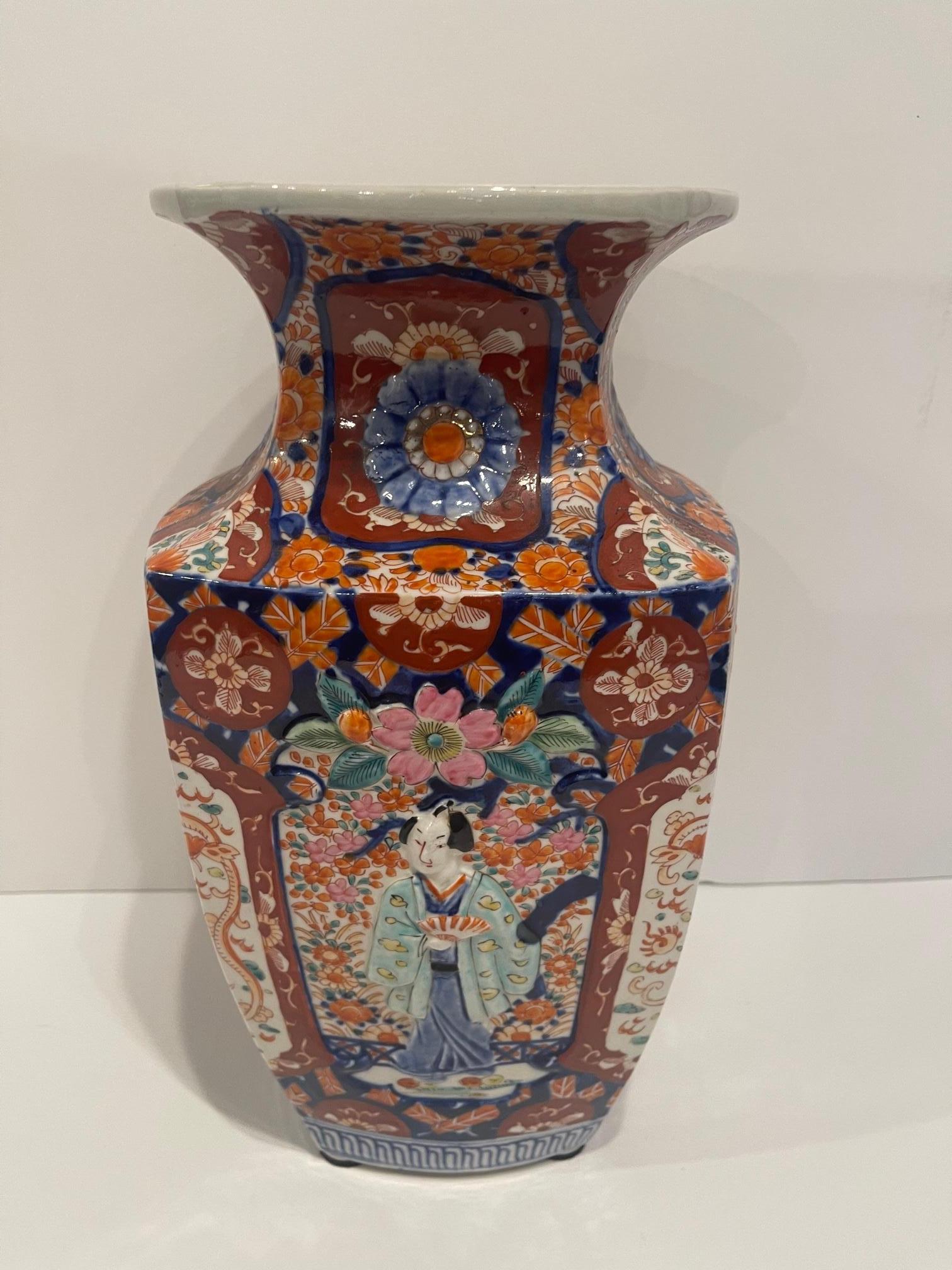 Porcelaine Vase en porcelaine Imari Porcelain avec figures en relief, 19e siècle en vente