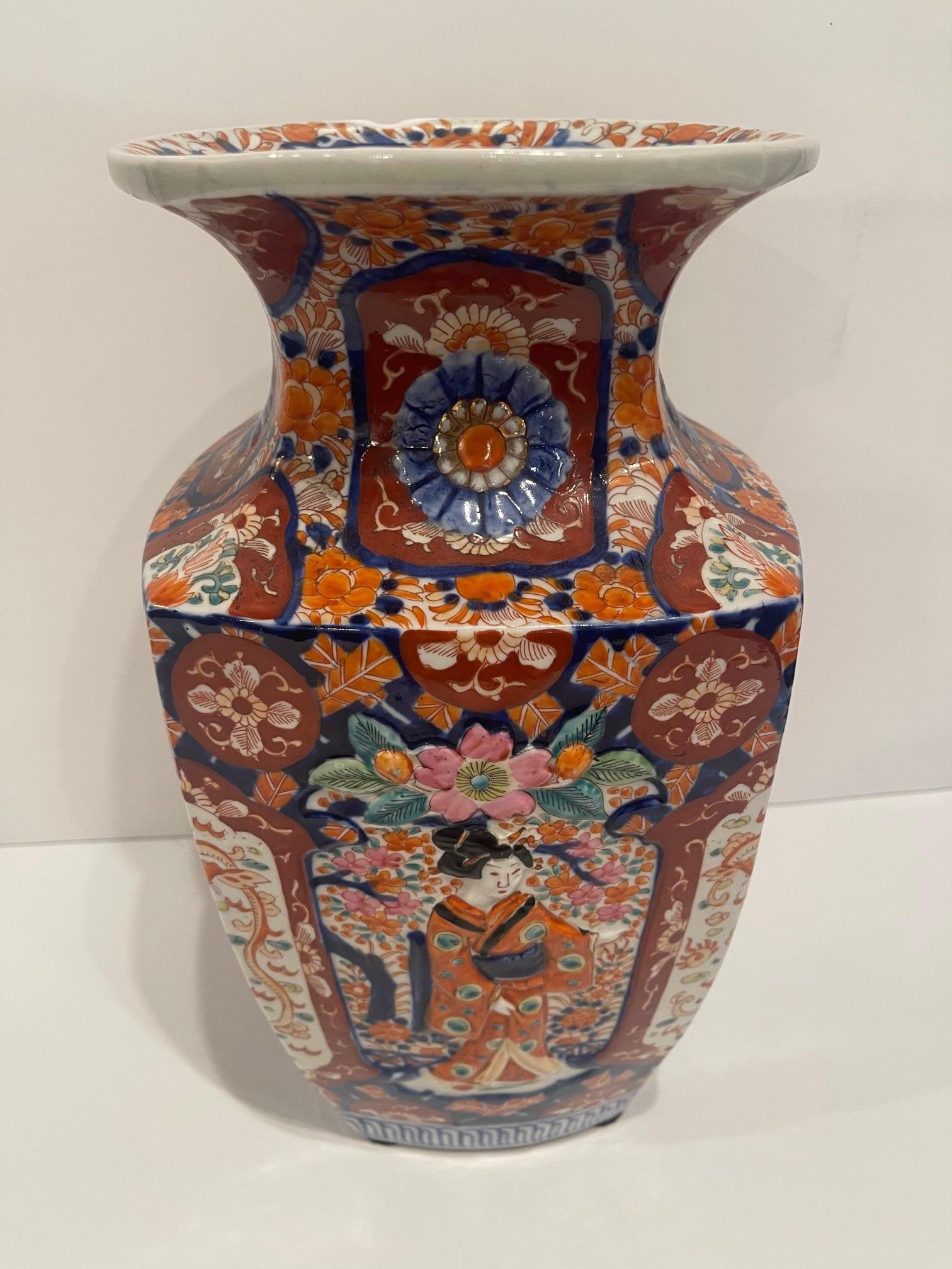 Vase en porcelaine Imari Porcelain avec figures en relief, 19e siècle en vente 1