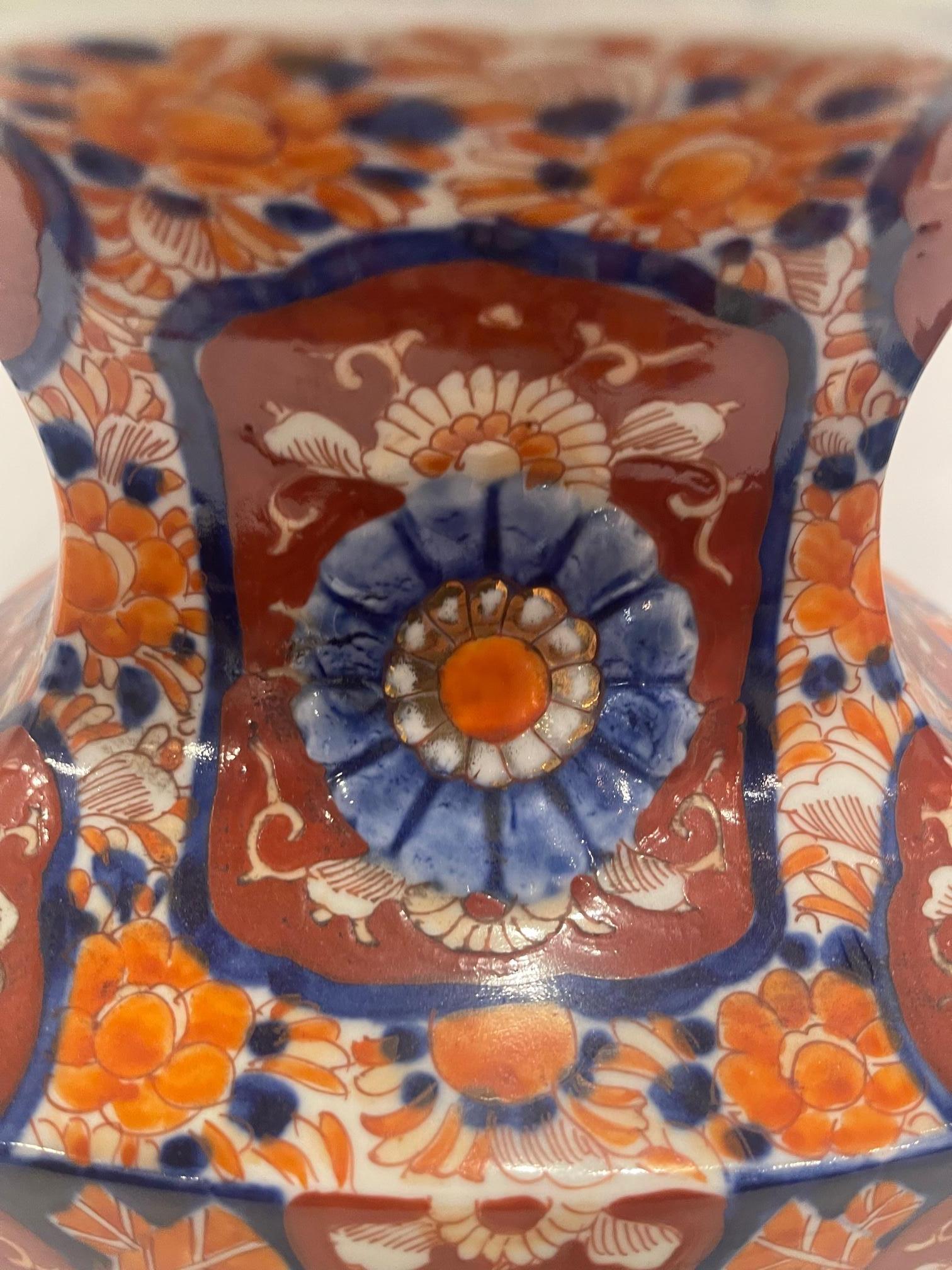 Vase en porcelaine Imari Porcelain avec figures en relief, 19e siècle en vente 4