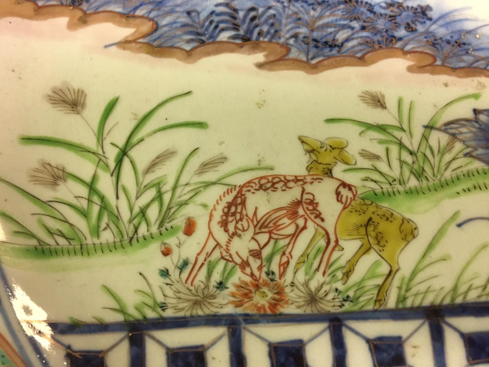 Peint Assiette de présentation en porcelaine festonnée Imari, 19ème siècle en vente
