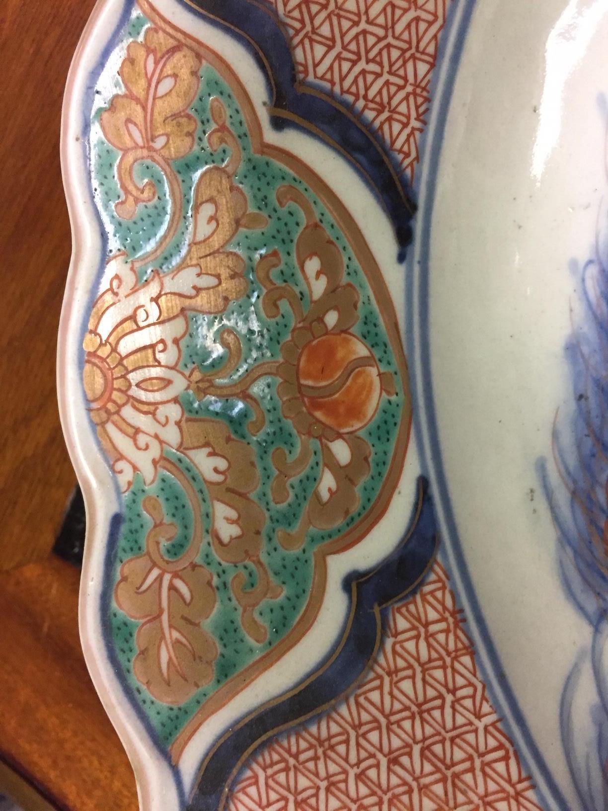 Assiette de présentation en porcelaine festonnée Imari, 19ème siècle Bon état - En vente à Cypress, CA